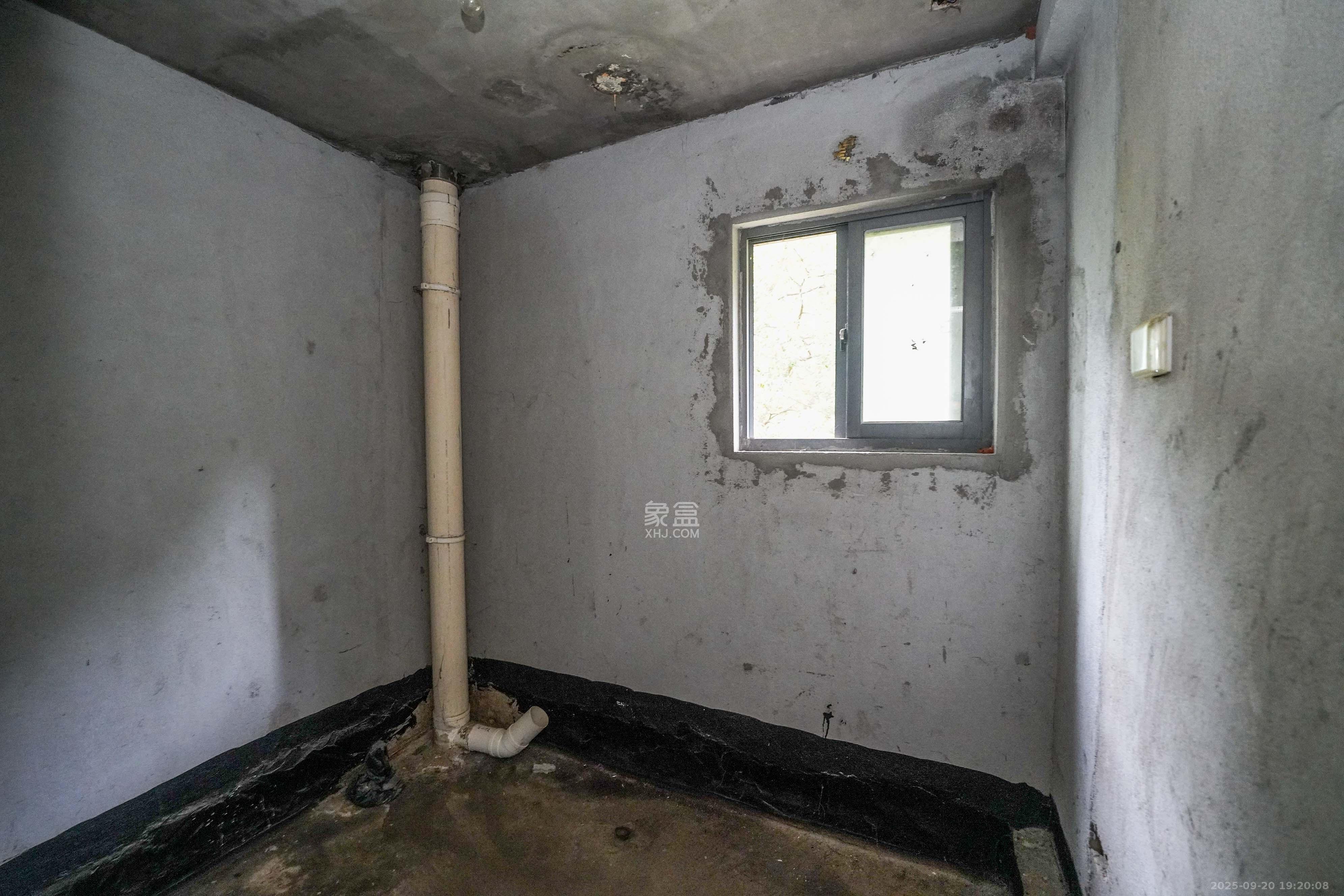 山水嘉园 4室2厅2卫 95.0万 山水嘉园 4室2厅2卫 95.0万卫生间