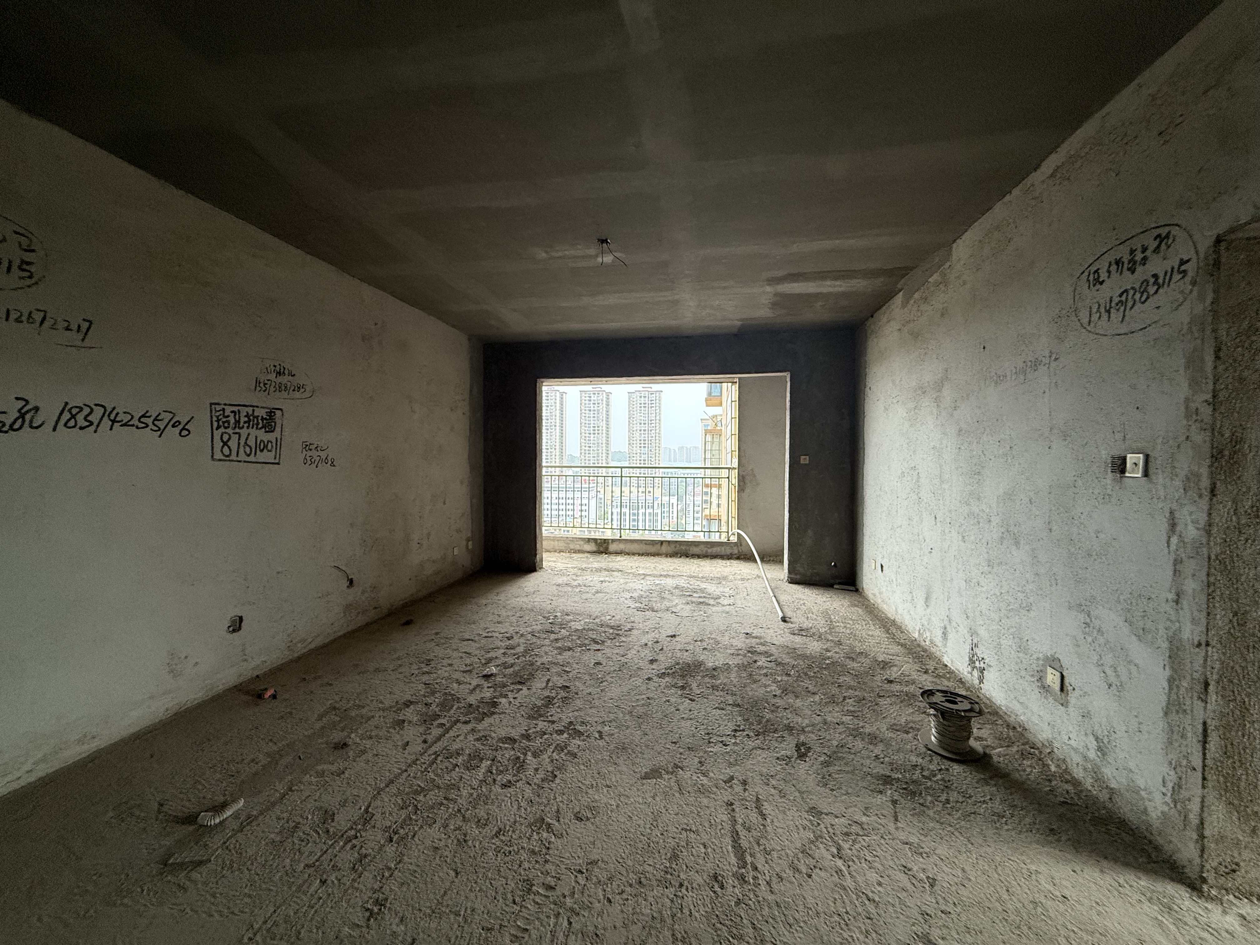 新世界建材城  3室2厅2卫    48.8万客厅