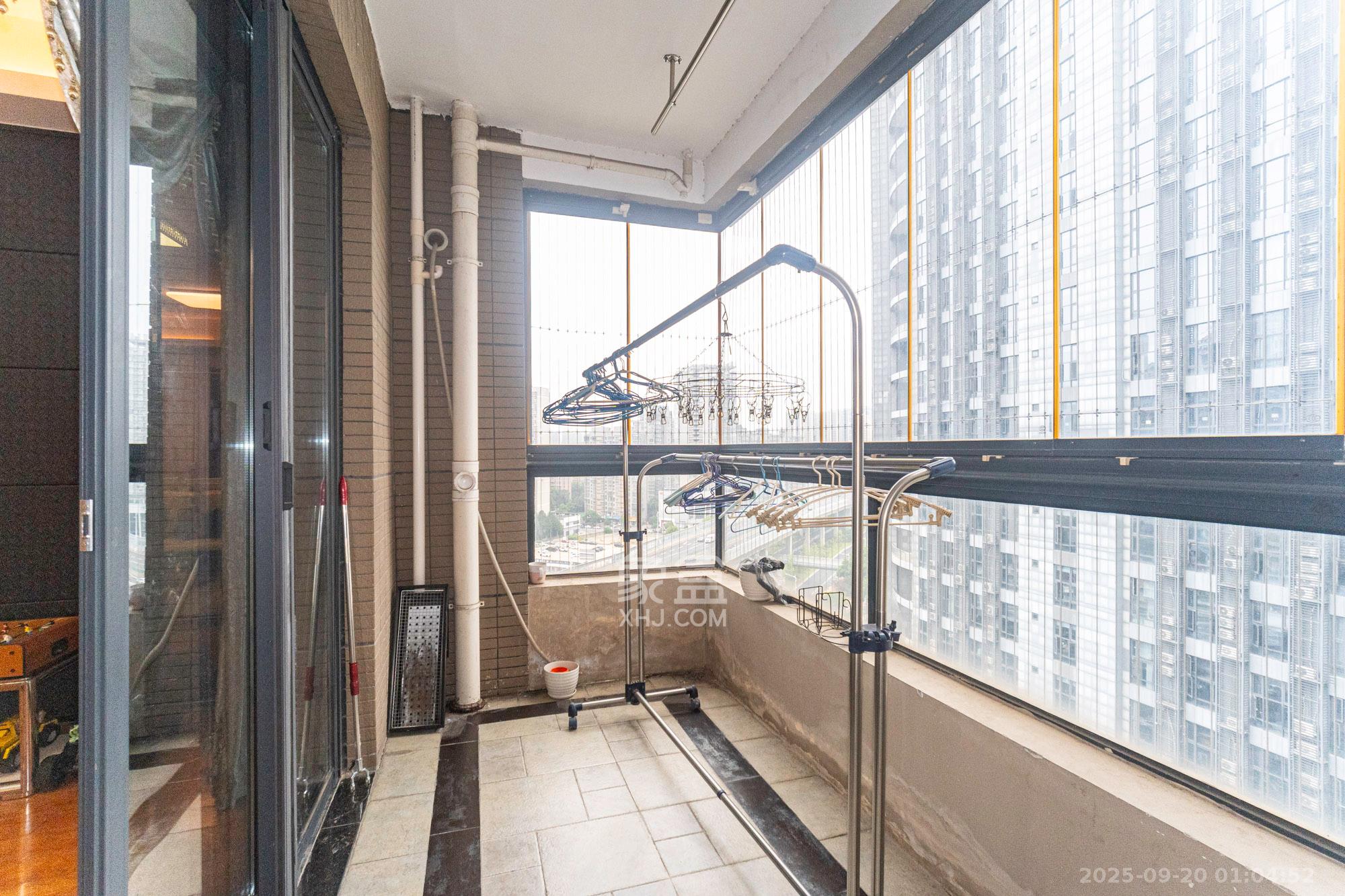 藏珑湖上国际花园 3室2厅2卫 138.0万 藏珑湖上国际花园 3室2厅2卫 138.0万阳台