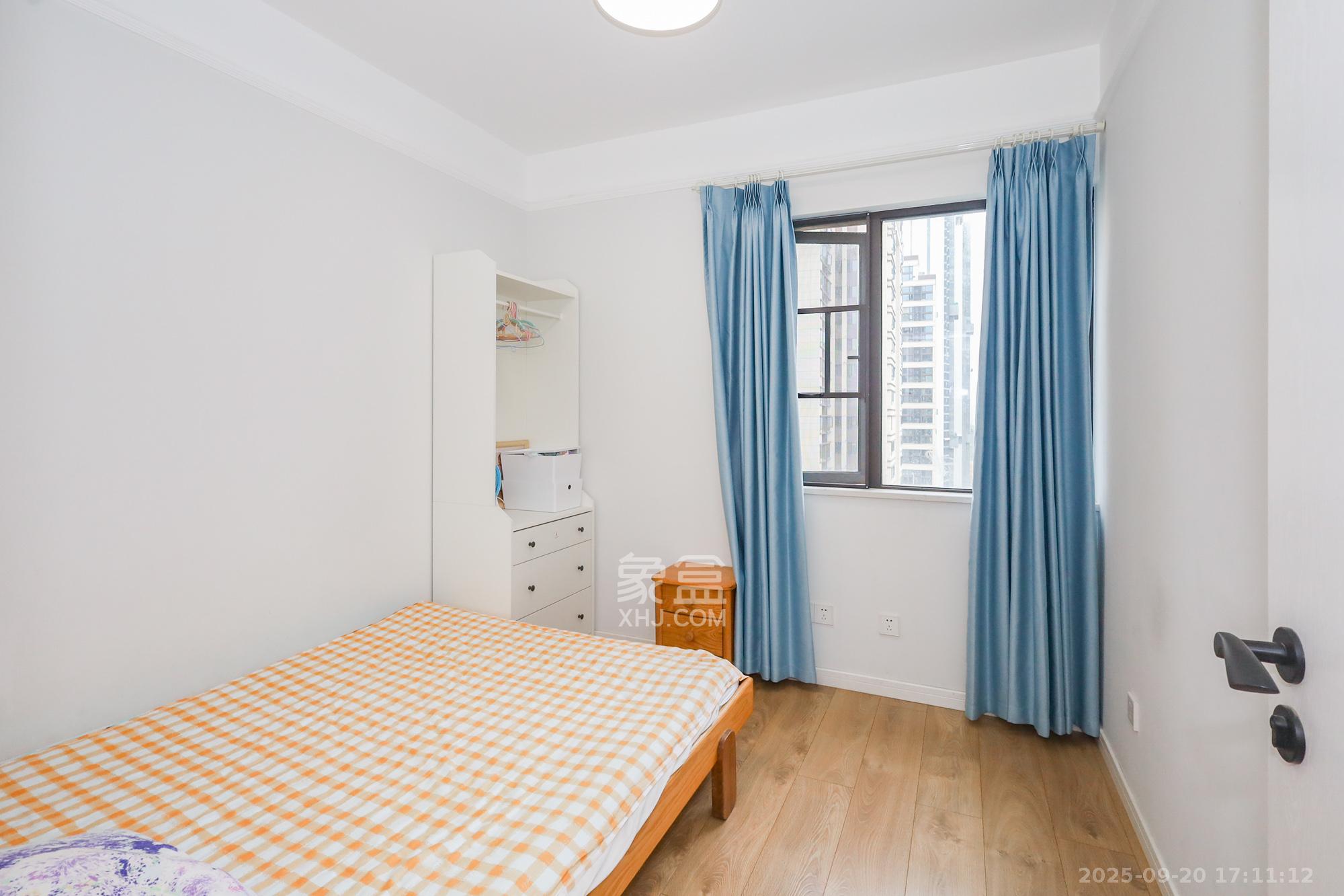 光明E城  4室2厅2卫    125.0万卧室