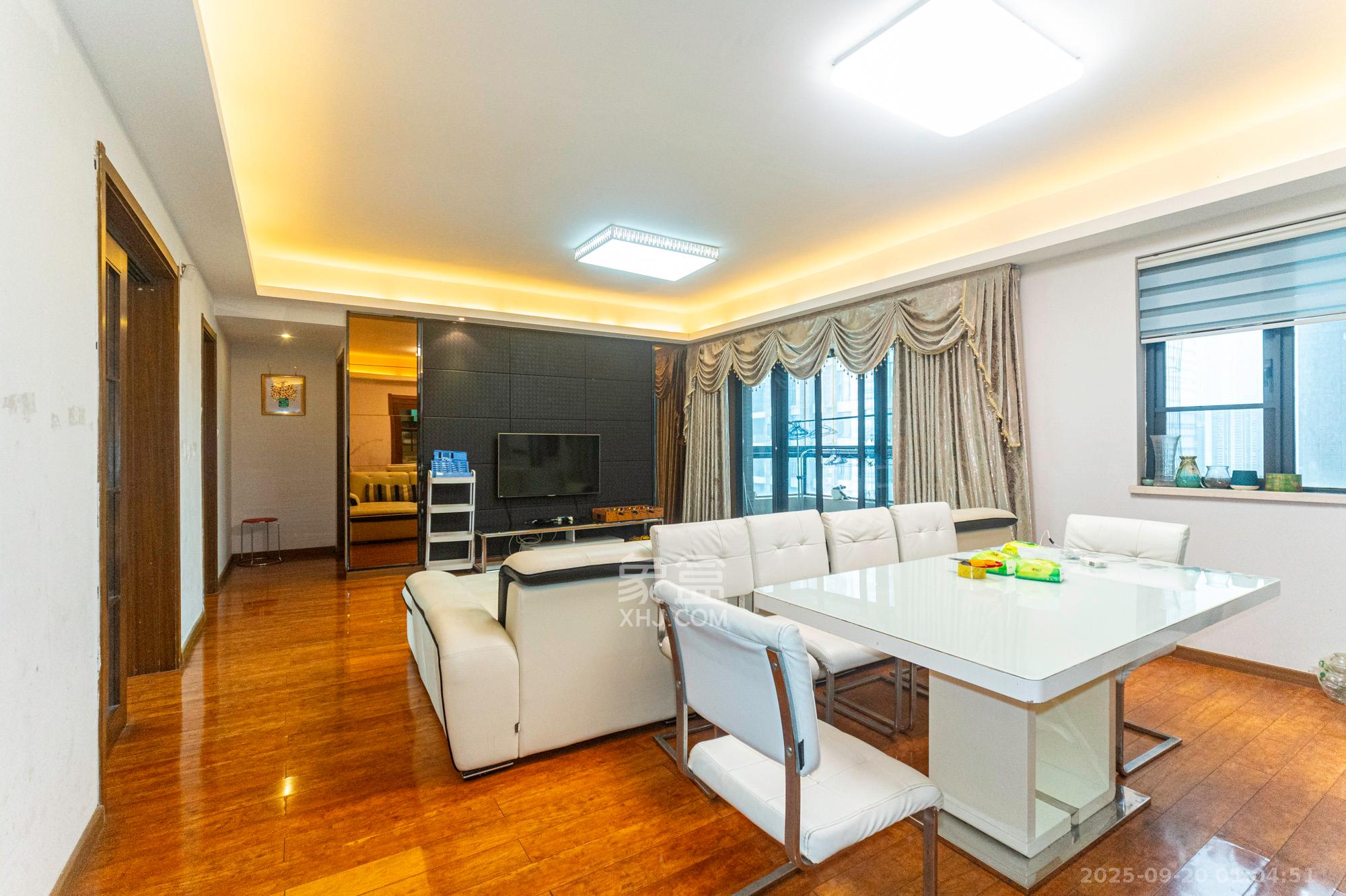 藏珑湖上国际花园 3室2厅2卫 138.0万 藏珑湖上国际花园 3室2厅2卫 138.0万客厅