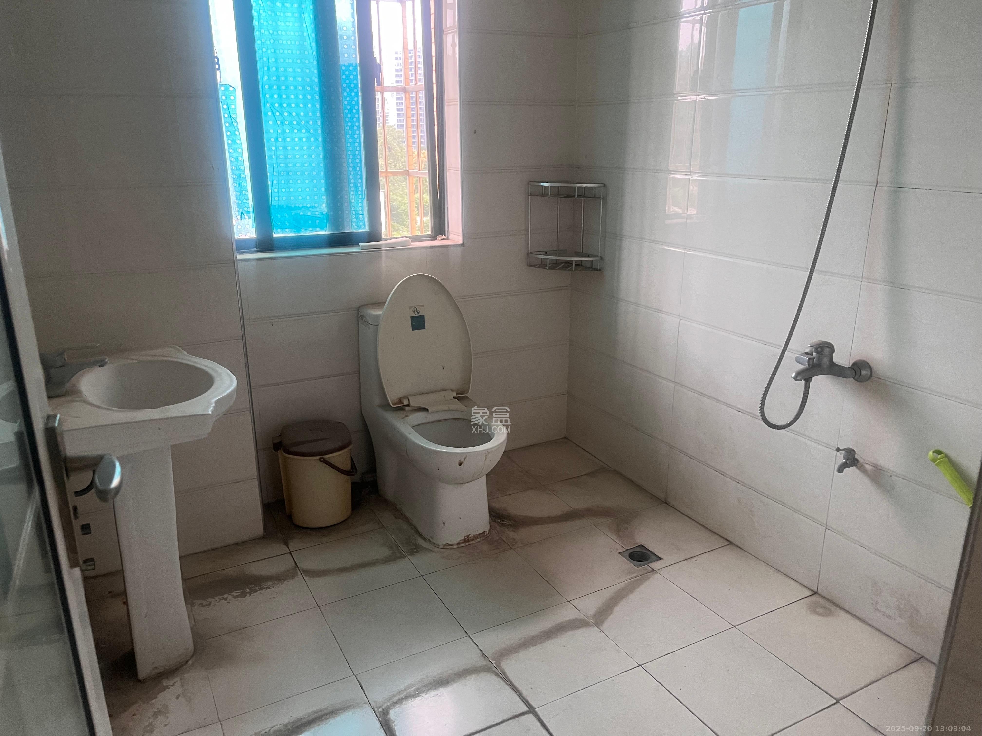 岳鞍阁小区  3室2厅2卫    2300.0元/月室内图