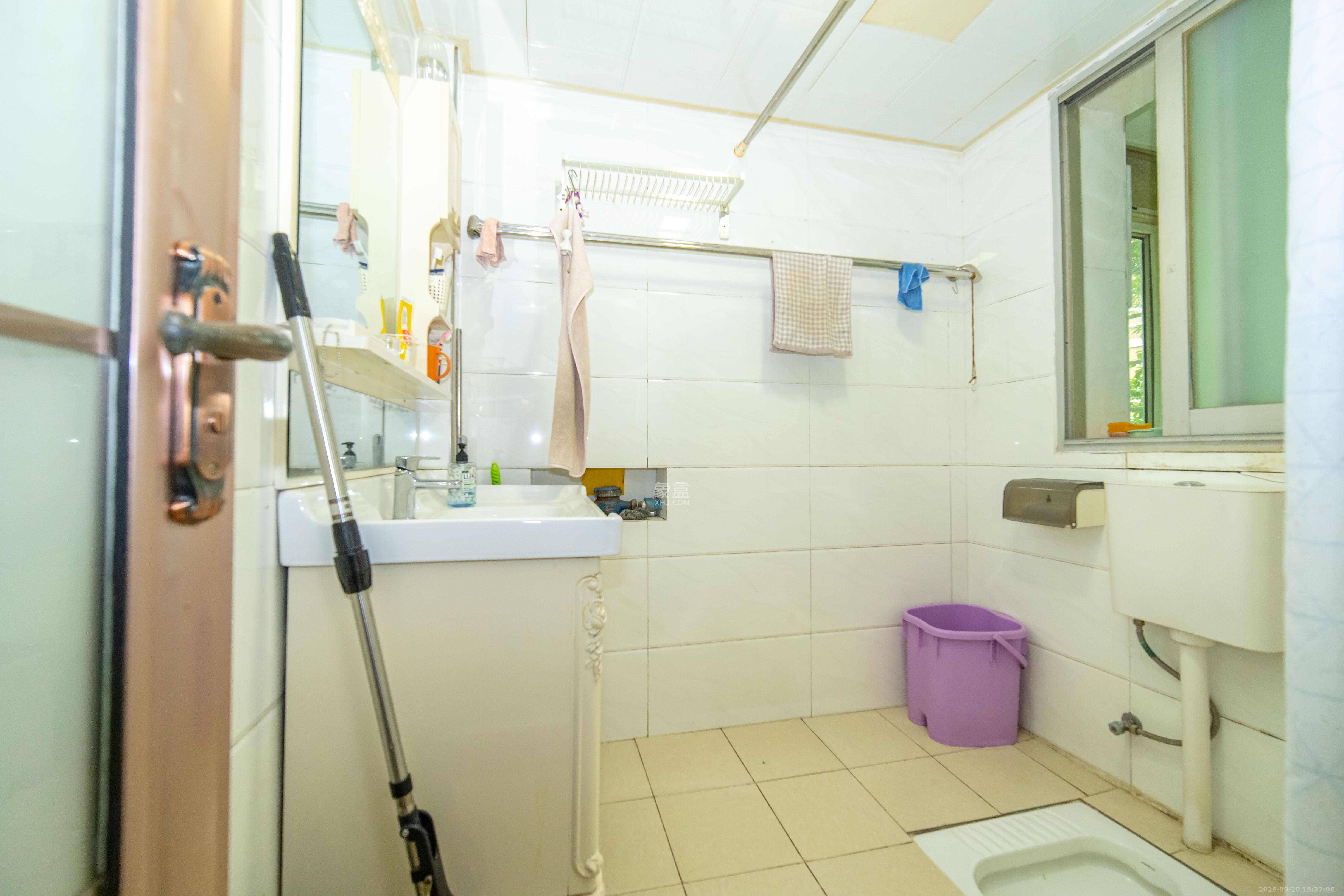 欣安小区  3室2厅2卫    71.8万卫生间