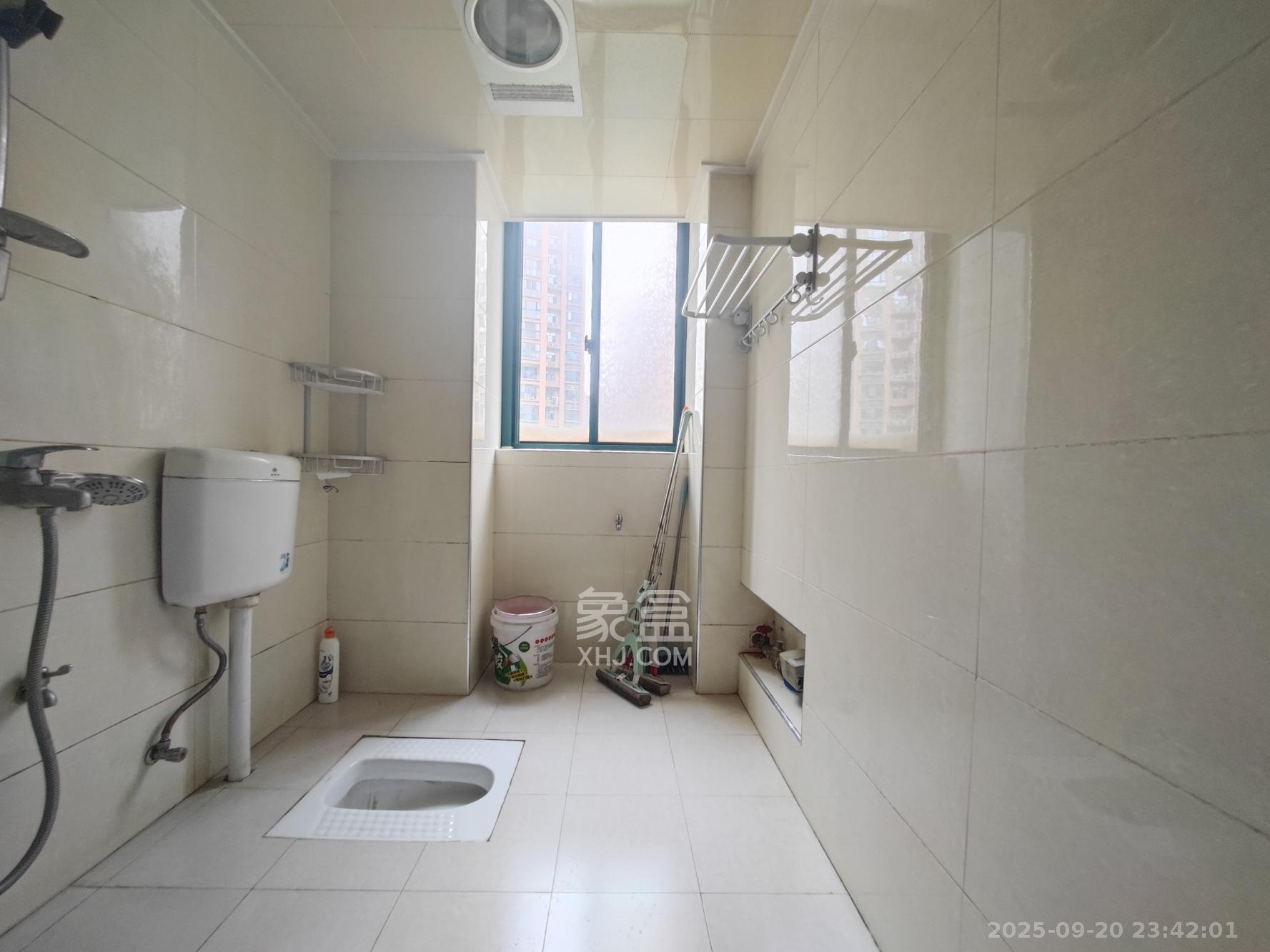 华盛世纪新城 4室2厅2卫 105.0万 华盛世纪新城 4室2厅2卫 105.0万卫生间