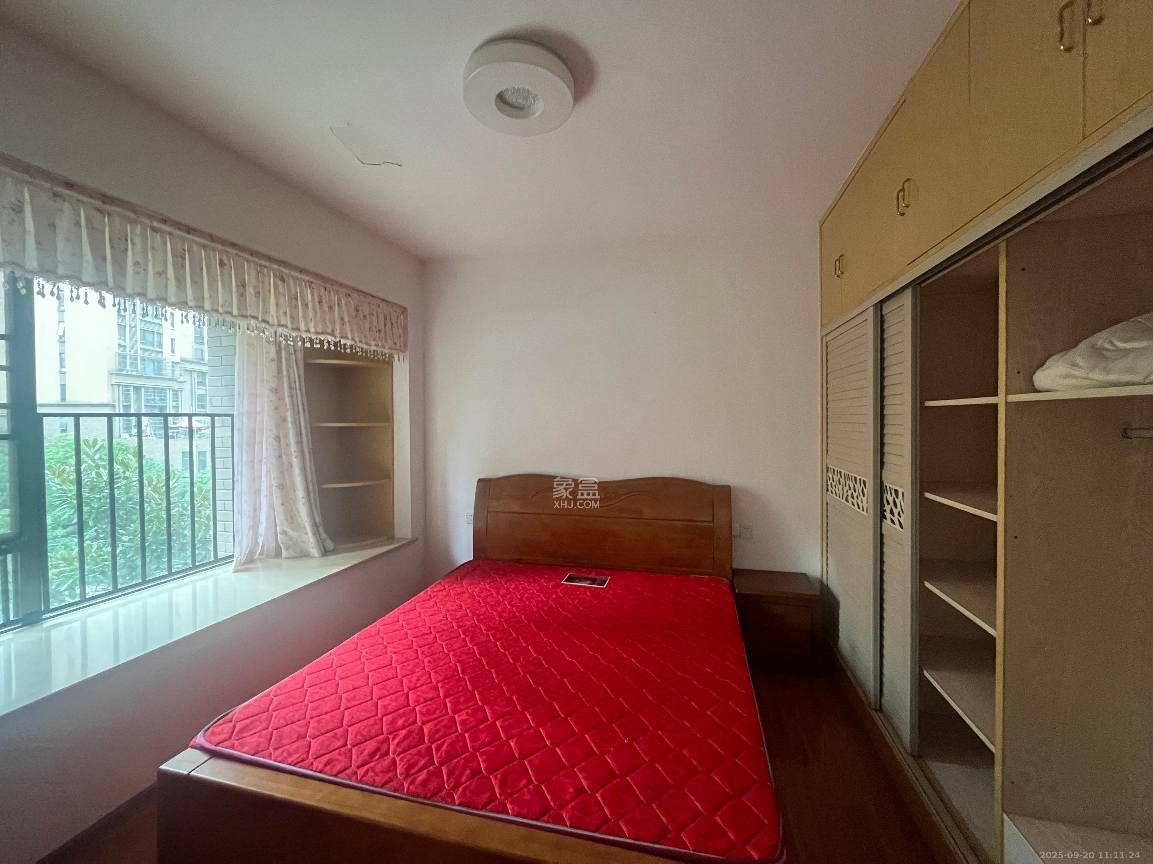 华润凤凰城三期  1室2厅1卫    2000.0元/月室内图