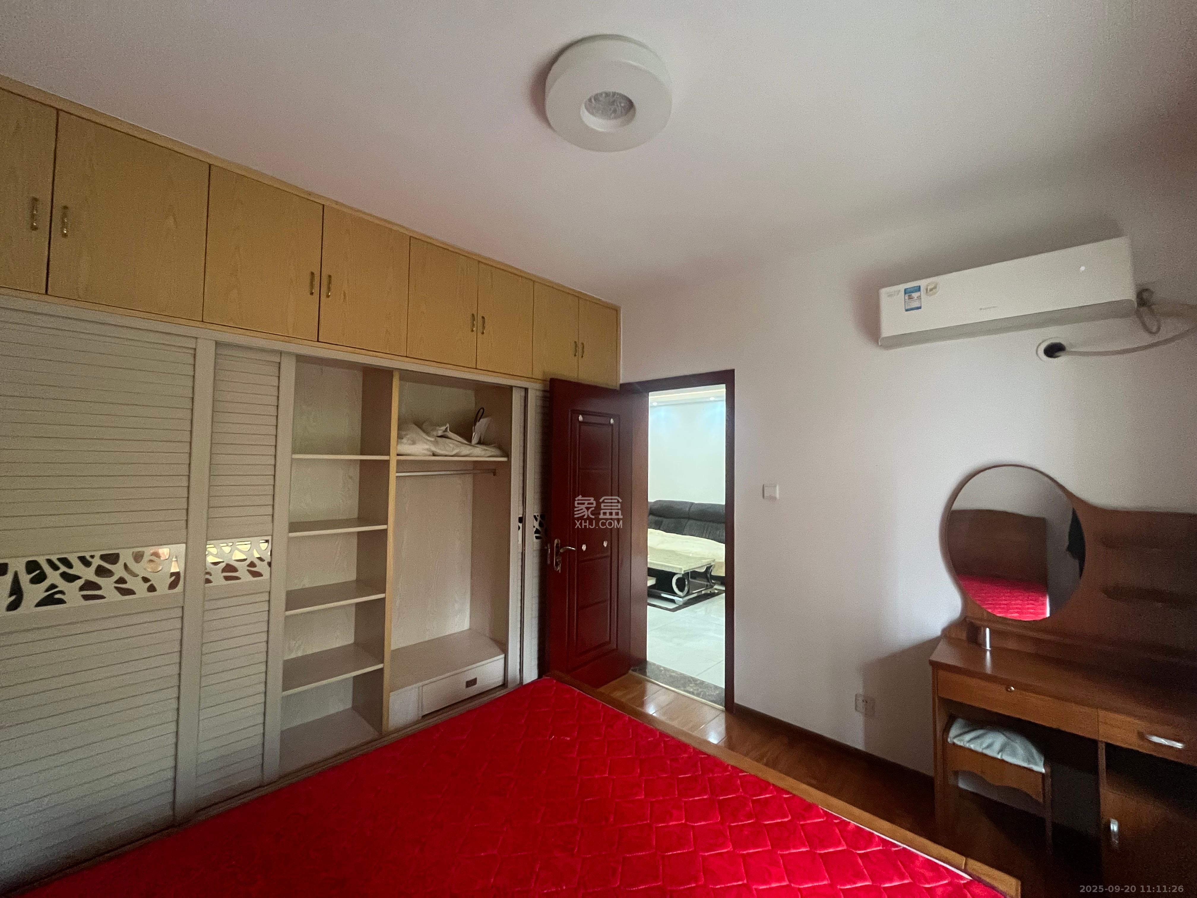 华润凤凰城三期  1室2厅1卫    2000.0元/月室内图