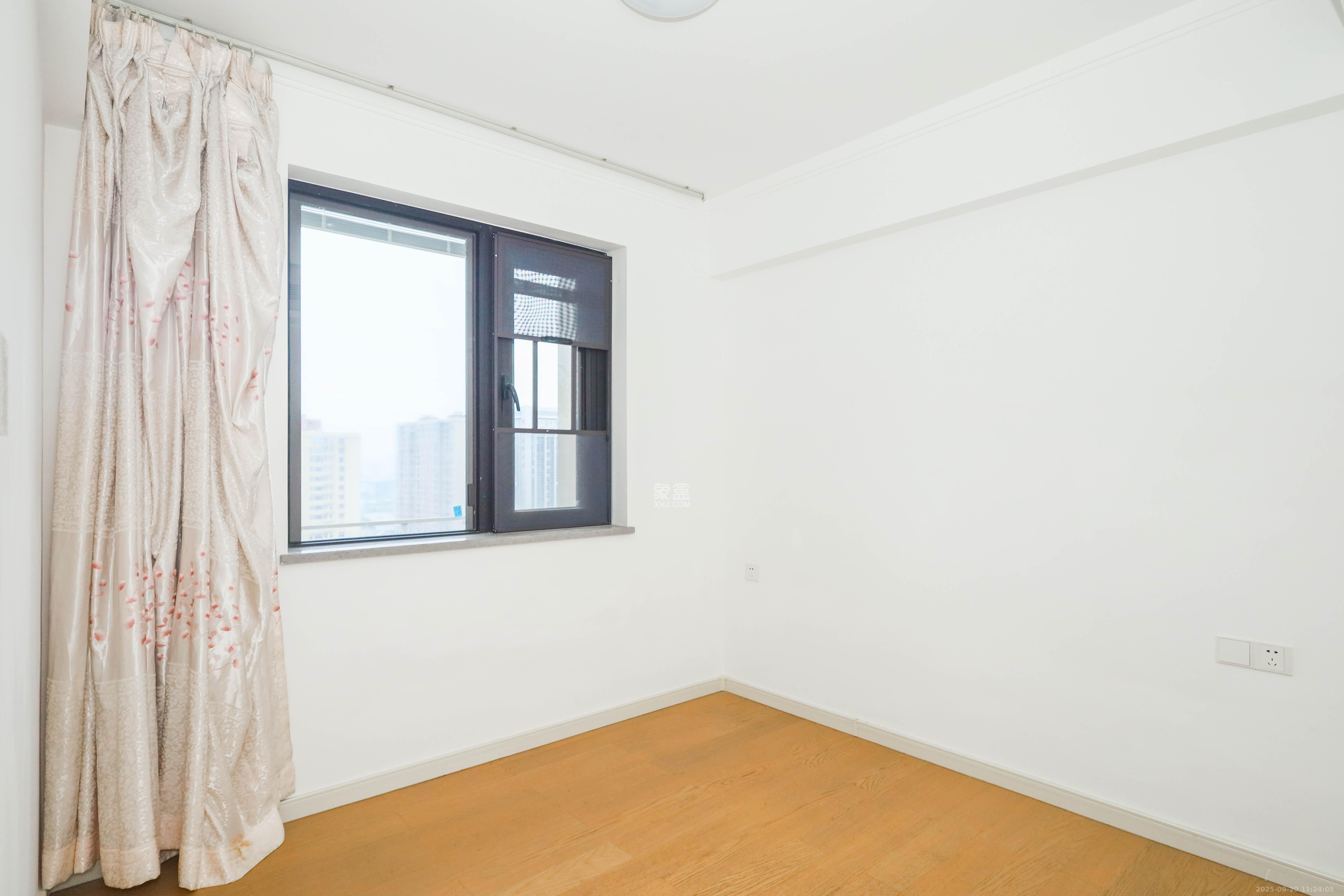 万科金色梦想D区  3室2厅2卫    120.0万卧室