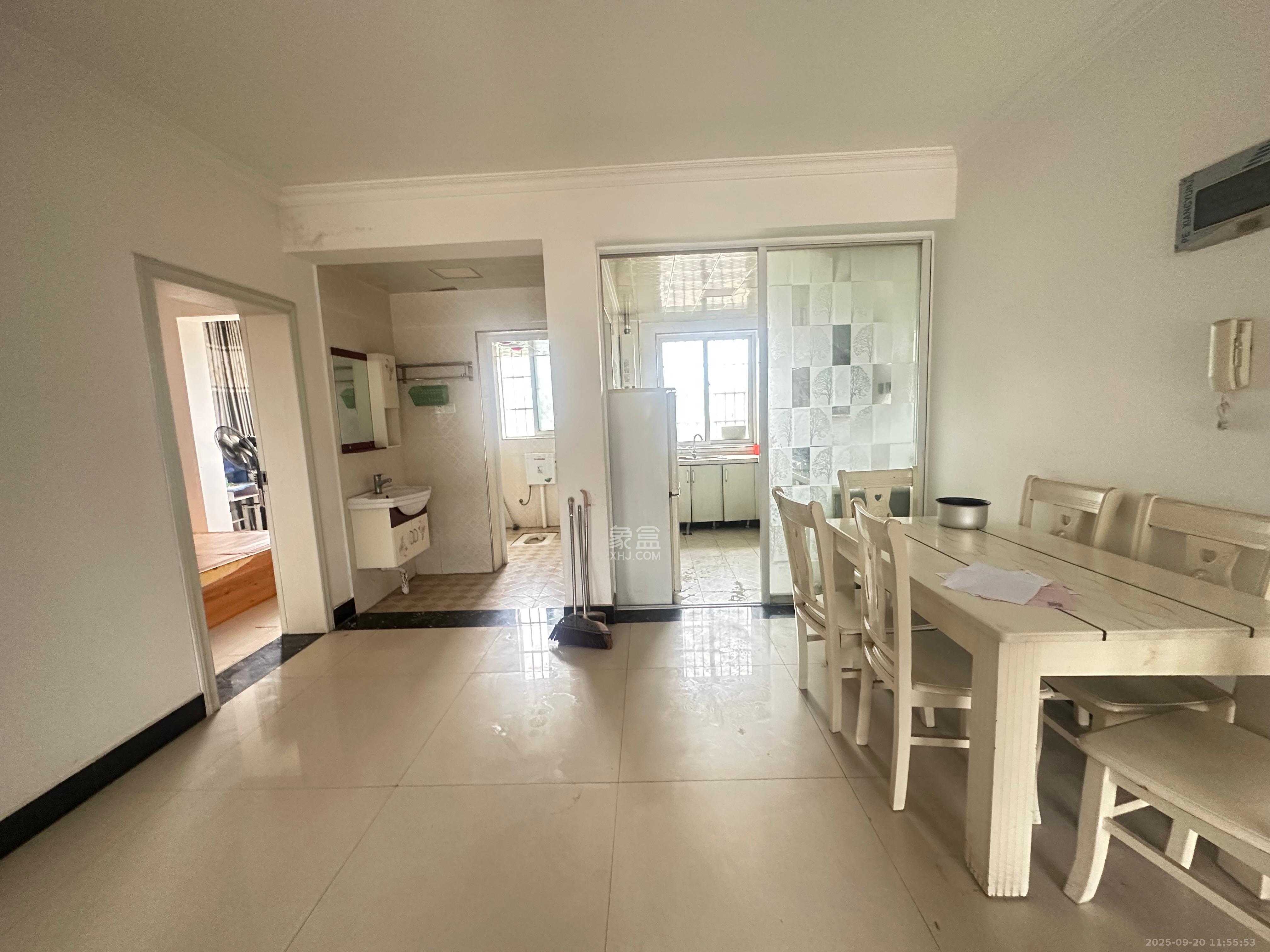 鄱阳小区 3室2厅1卫 1300.0元/月 鄱阳小区 3室2厅1卫 1300.0元/月室内图