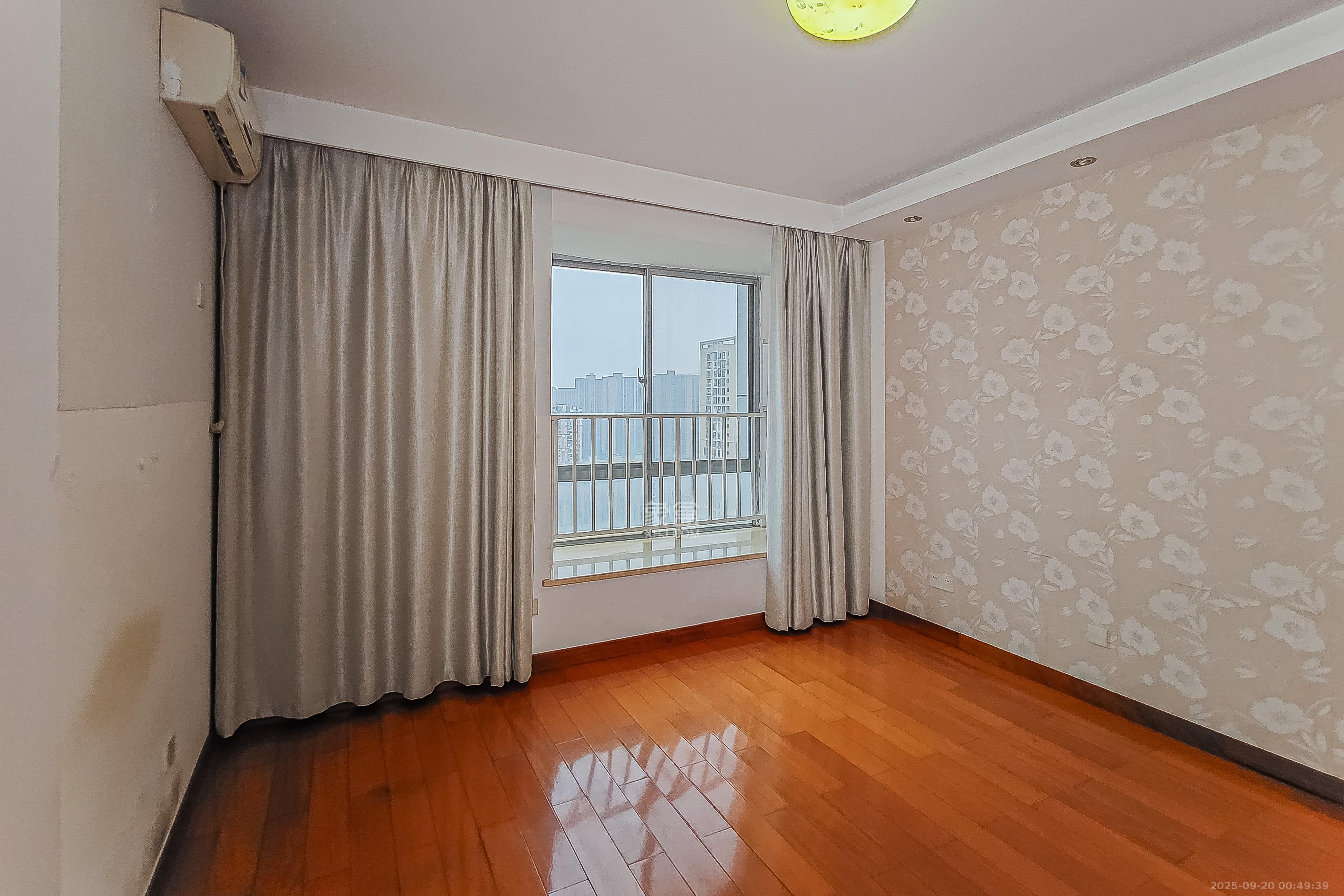 友阿光大大厦 3室2厅2卫 122.0万 友阿光大大厦 3室2厅2卫 122.0万卧室