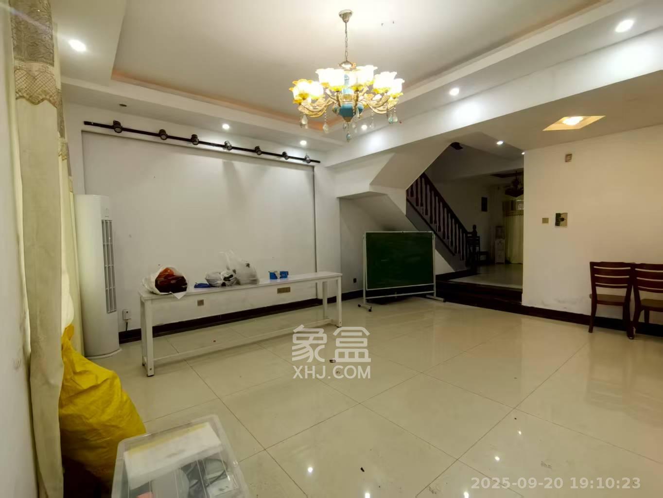 山水英伦 6室2厅3卫 5500.0元/月 山水英伦 6室2厅3卫 5500.0元/月室内图