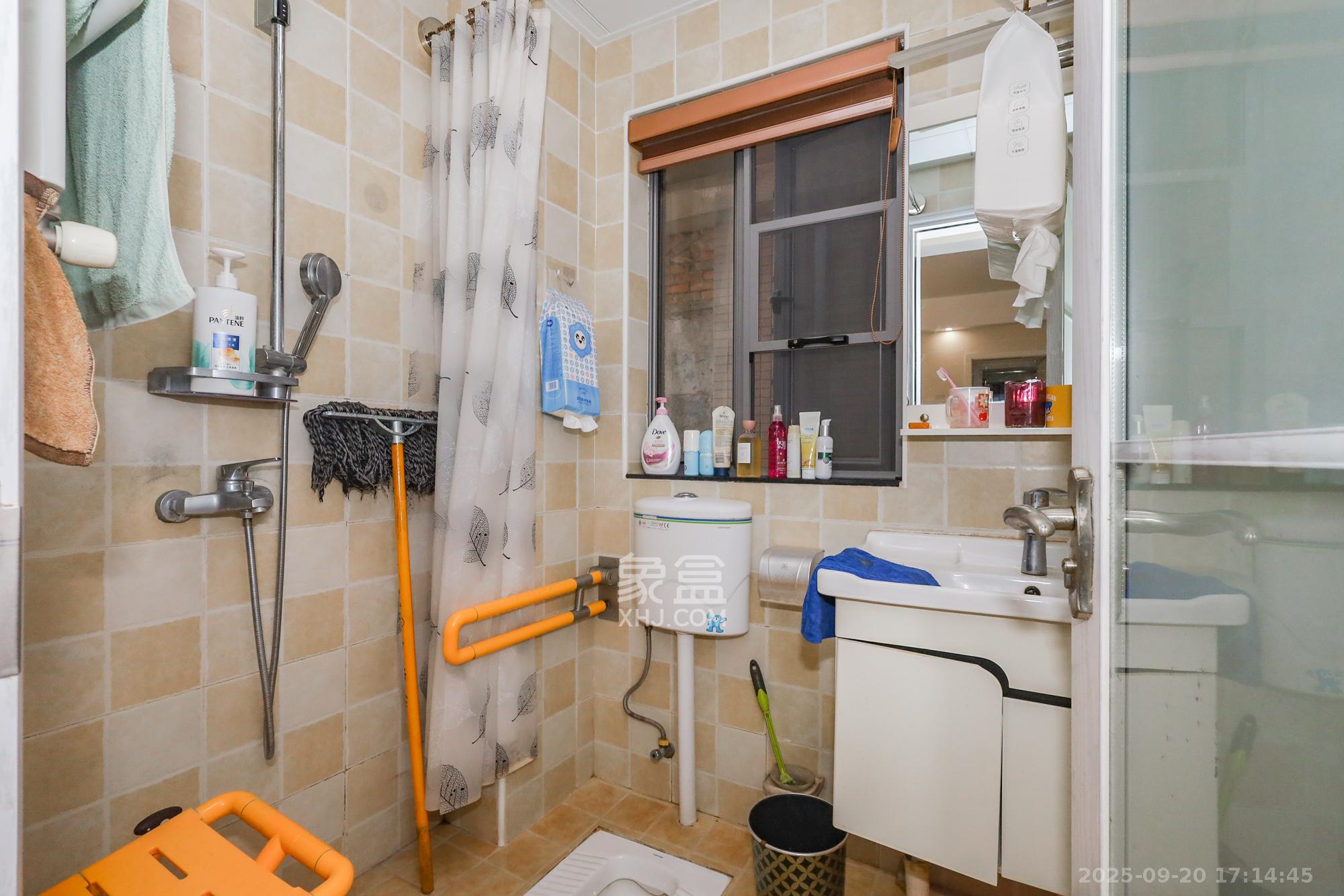 八方小区B区 3室2厅2卫 390.0万 八方小区B区 3室2厅2卫 390.0万卫生间