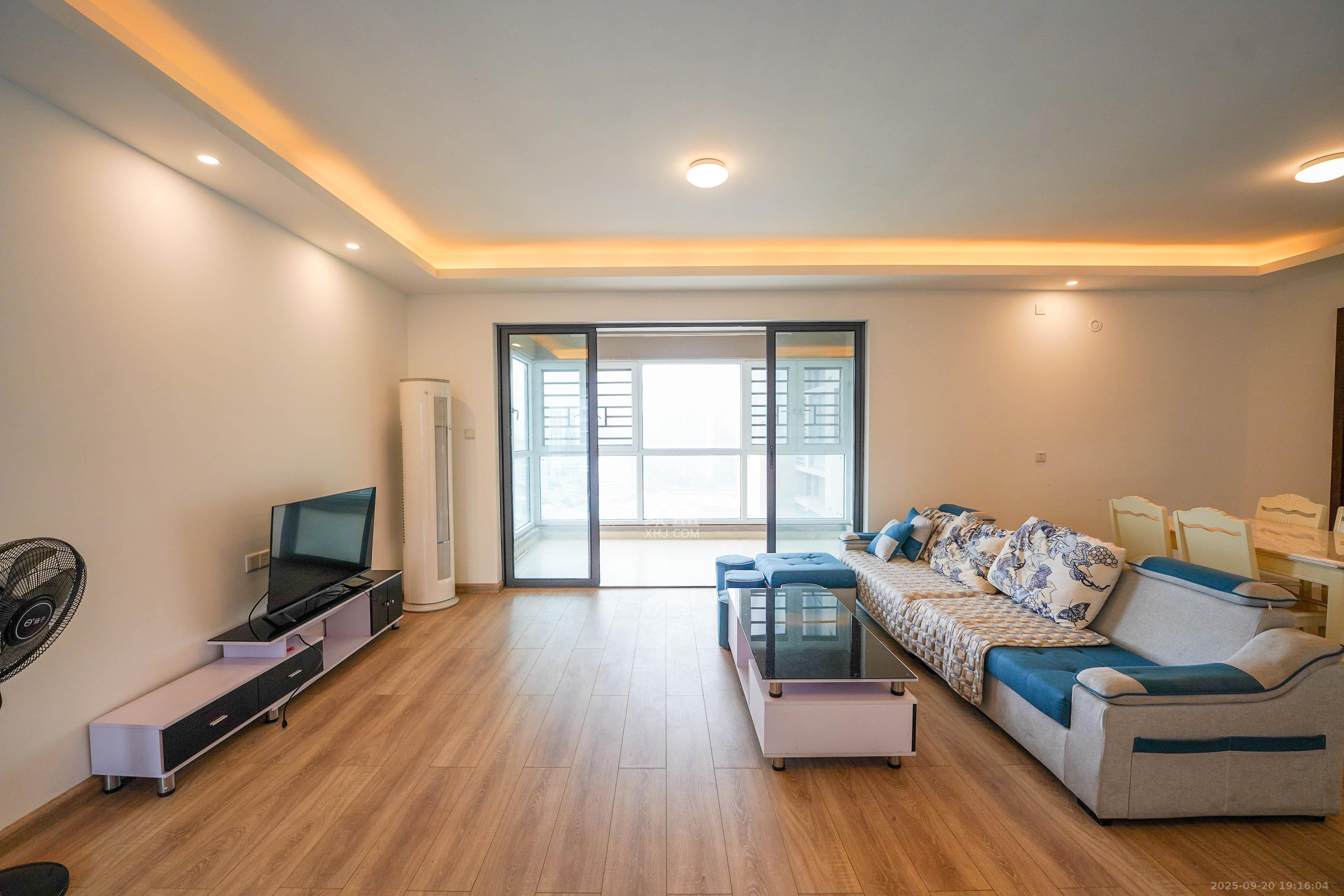 汇金城/嘉华城(二期、三期) 4室2厅2卫 145.0万 汇金城/嘉华城(二期、三期) 4室2厅2卫 145.0万客厅