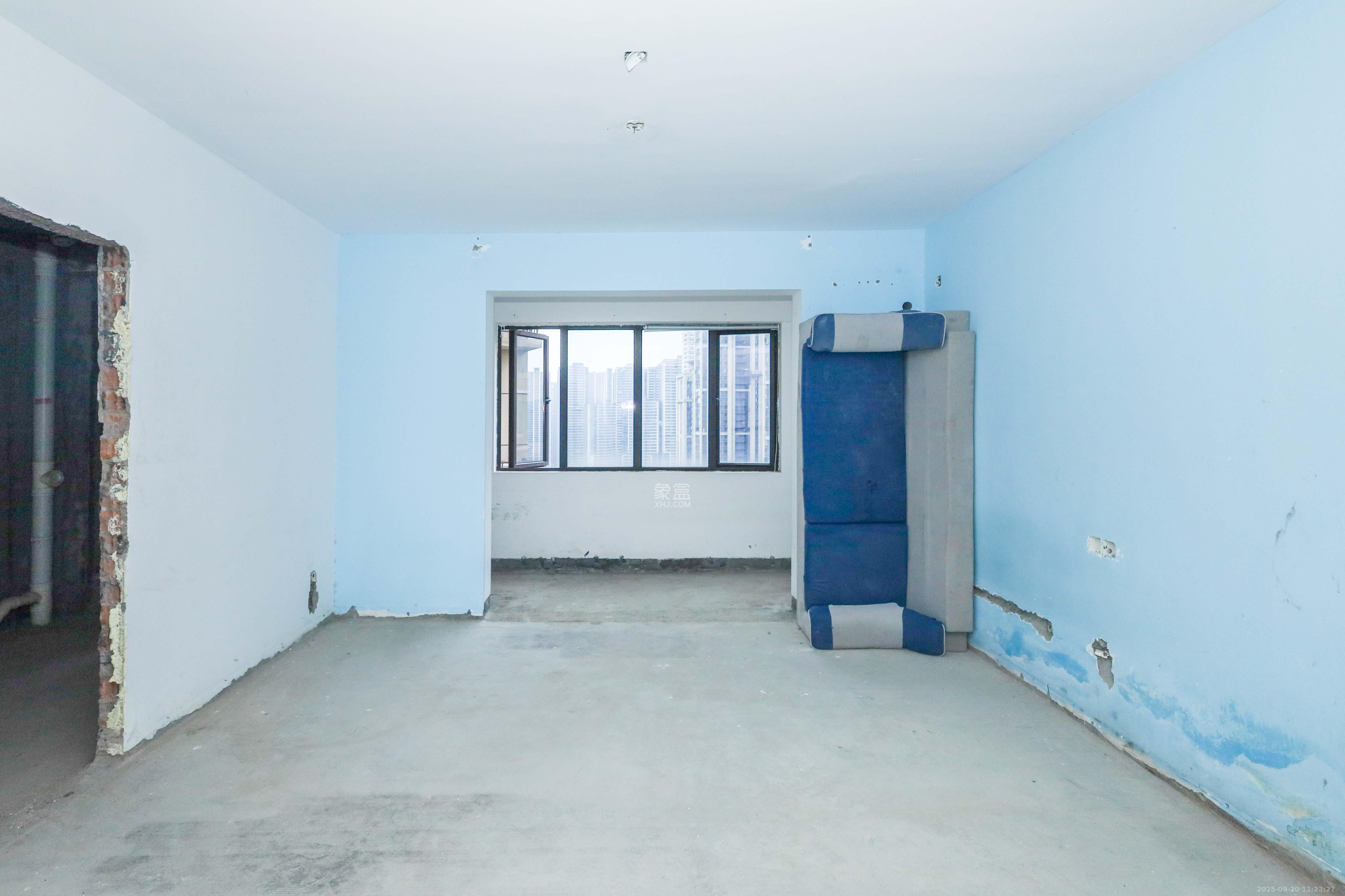 中国铁建梅溪青秀二期 4室2厅2卫 158.0万 中国铁建梅溪青秀二期 4室2厅2卫 158.0万客厅