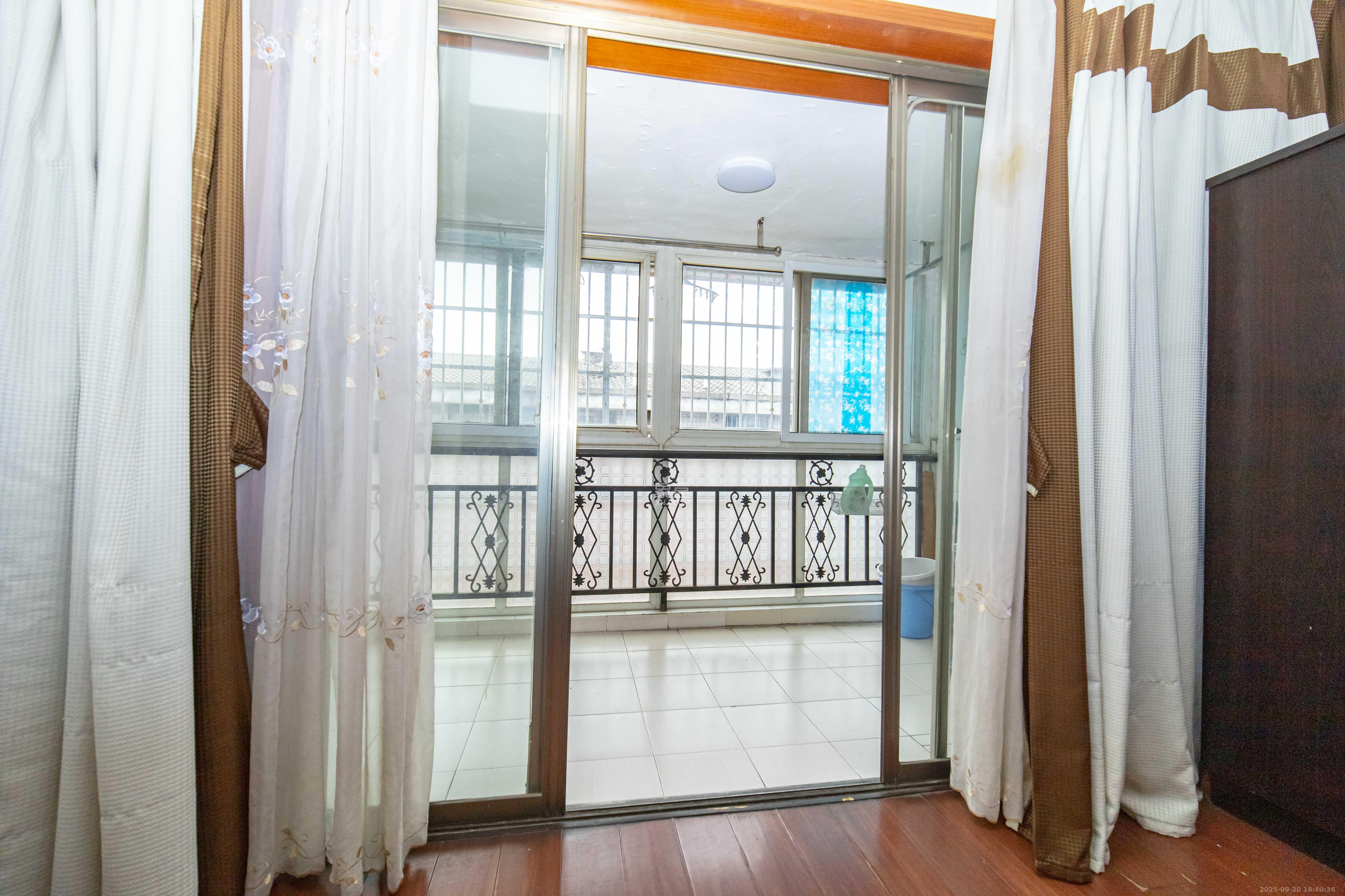 湘绣城  3室2厅1卫    30.0万阳台