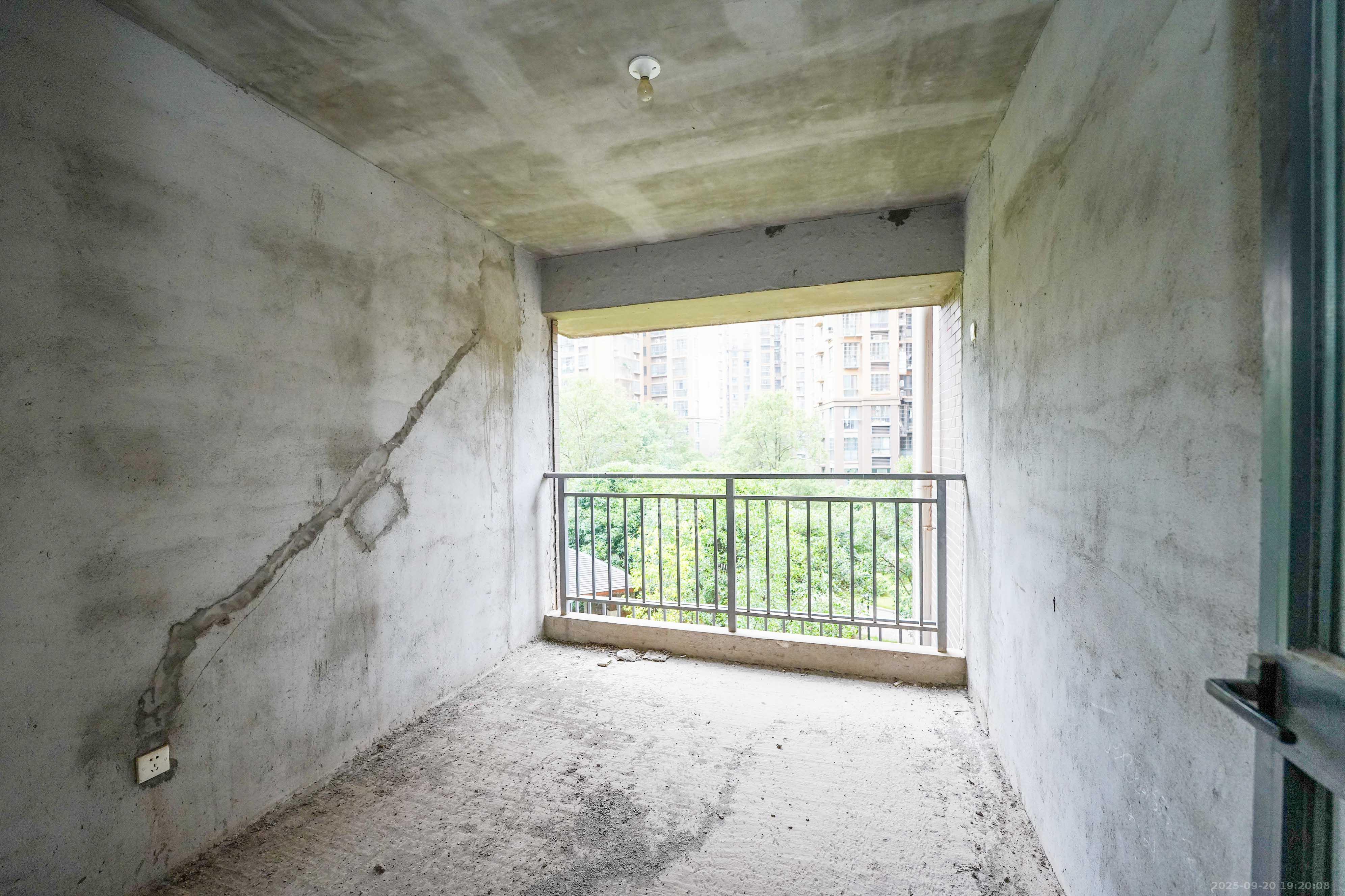 山水嘉园 4室2厅2卫 95.0万 山水嘉园 4室2厅2卫 95.0万卧室