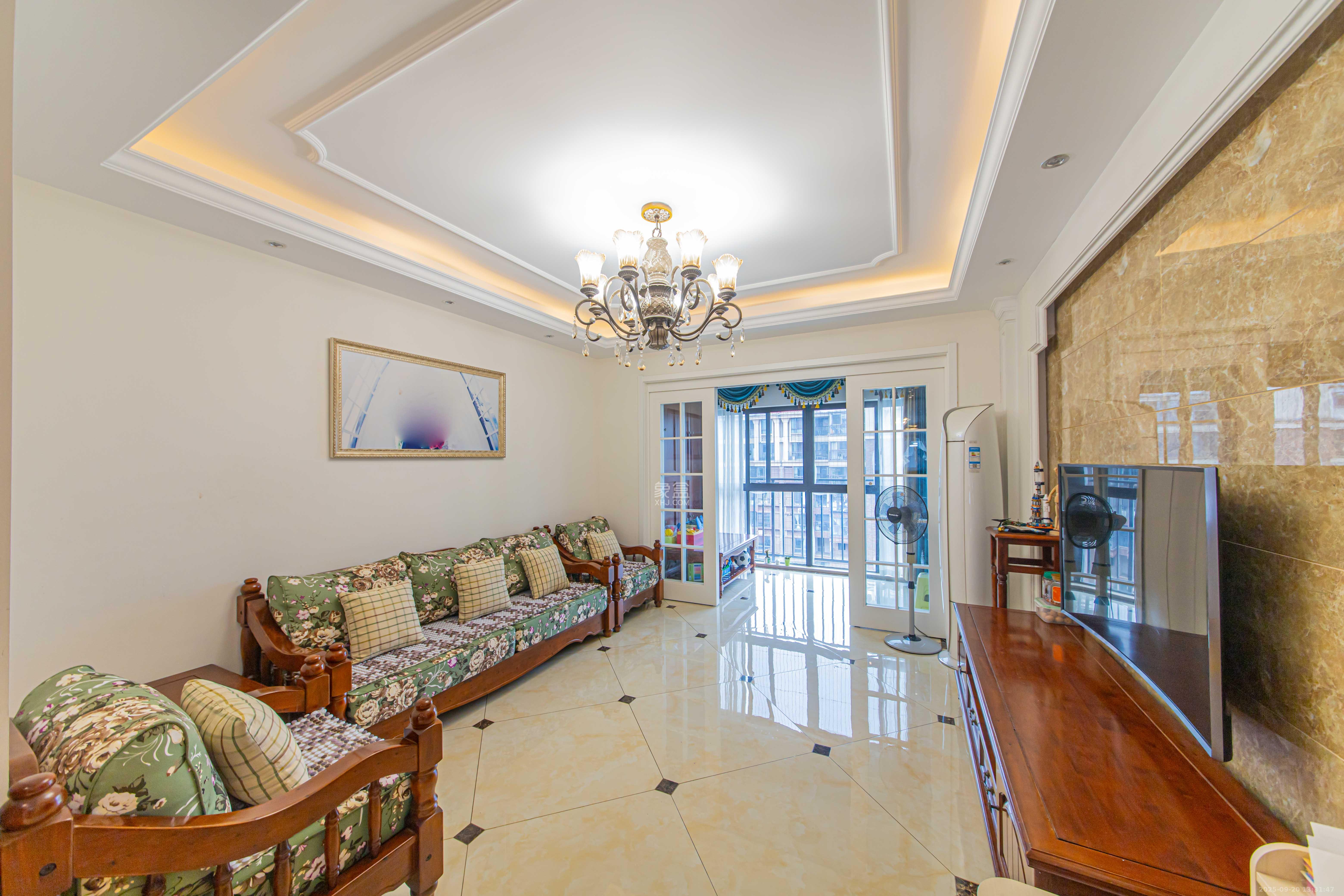 夏威夷碧水春城(碧桂园城市花园) 4室2厅2卫 168.0万 夏威夷碧水春城(碧桂园城市花园) 4室2厅2卫 168.0万客厅