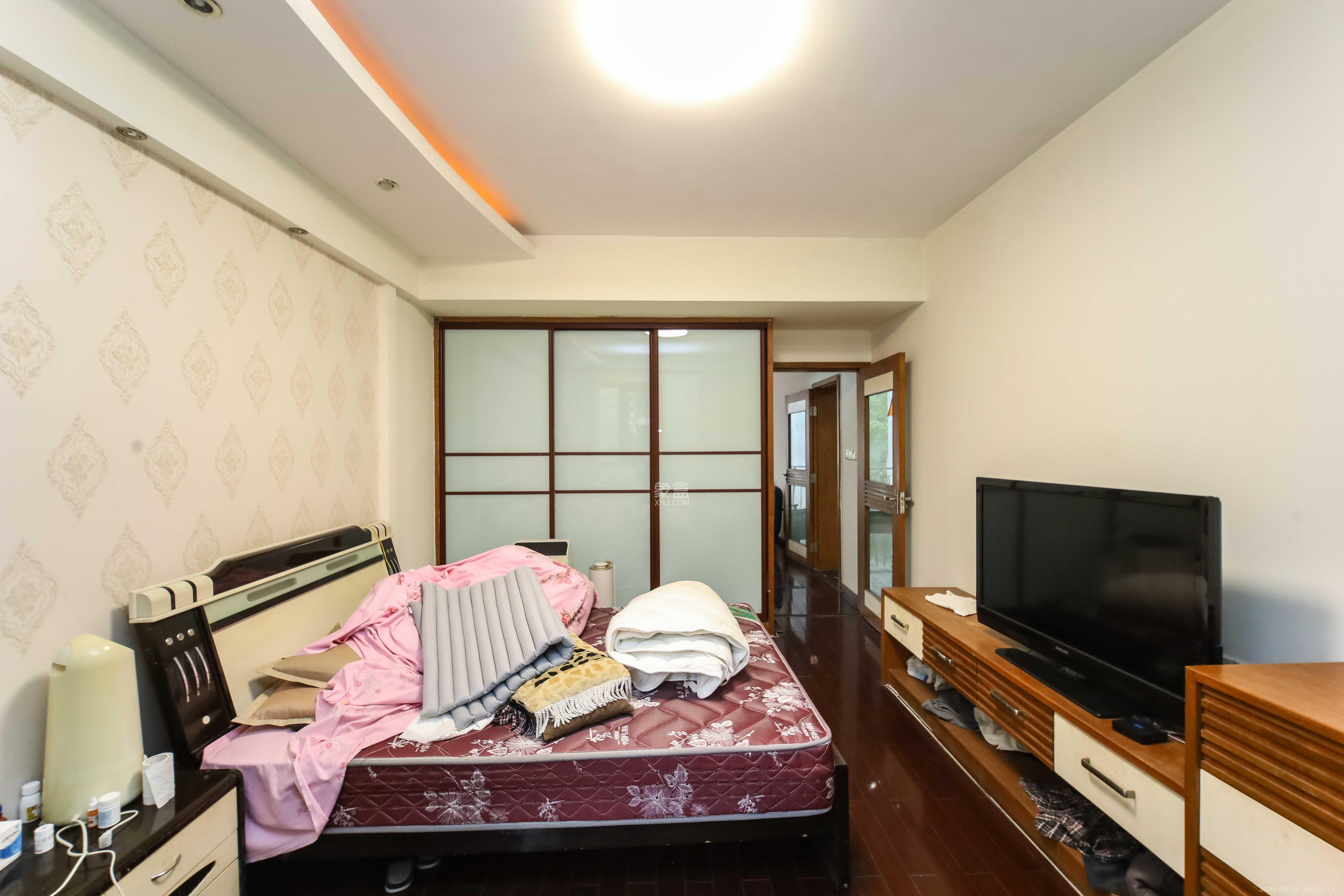 西街花园  3室2厅2卫    140.0万卧室