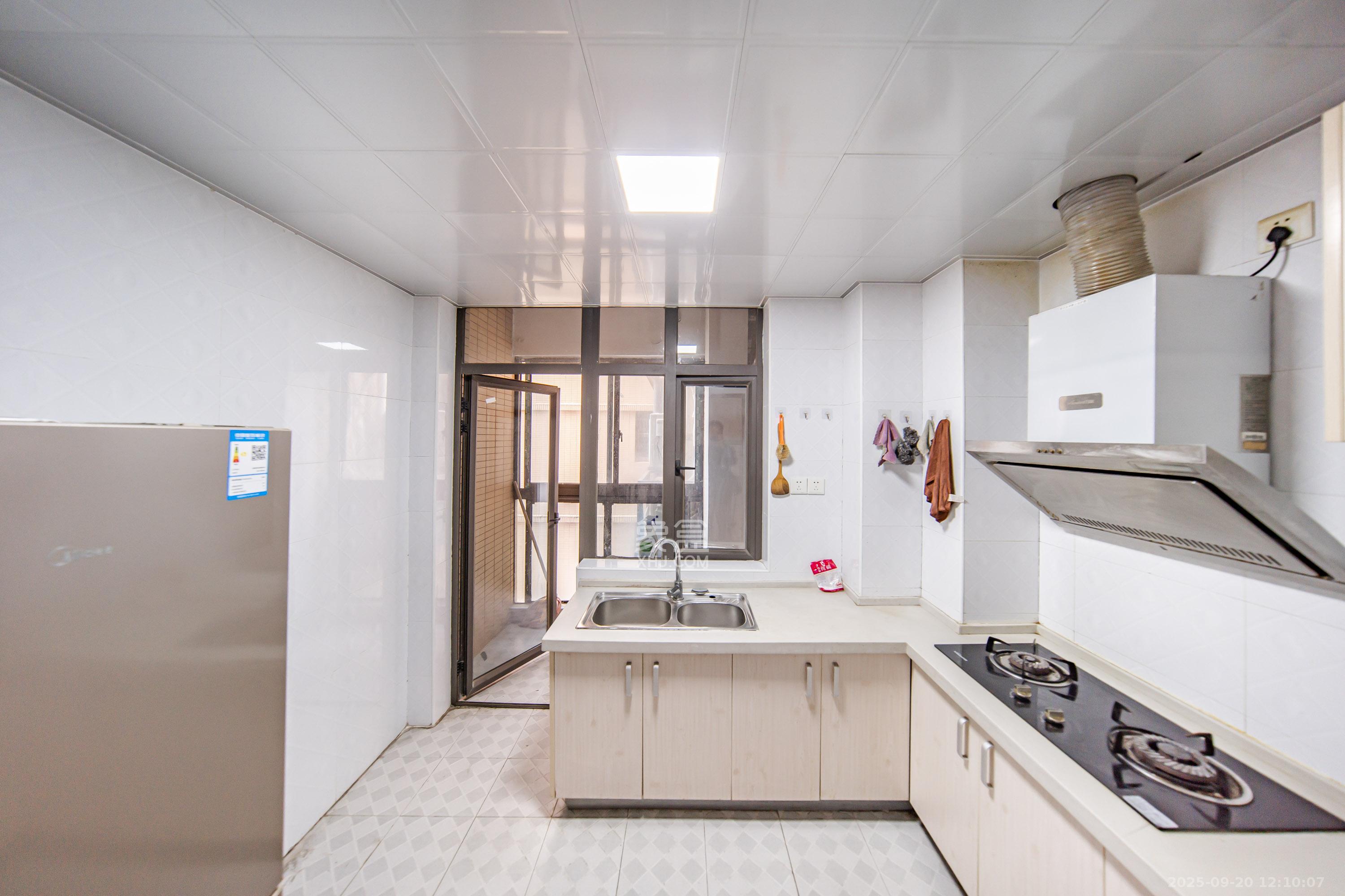 曙光泊岸 1室2厅1卫 183.0万 曙光泊岸 1室2厅1卫 183.0万厨房