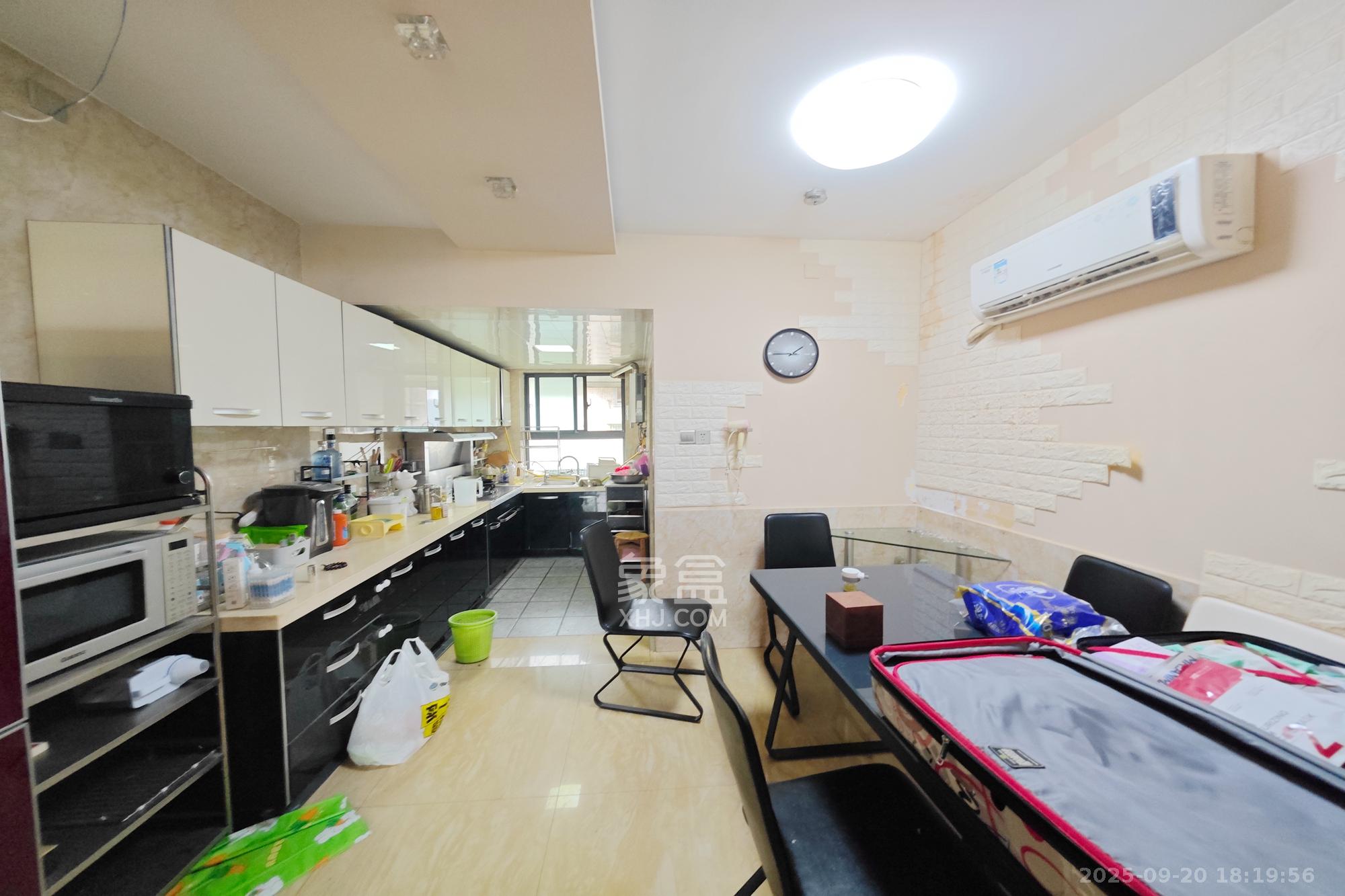 怡景民居  4室2厅2卫    65.0万客厅