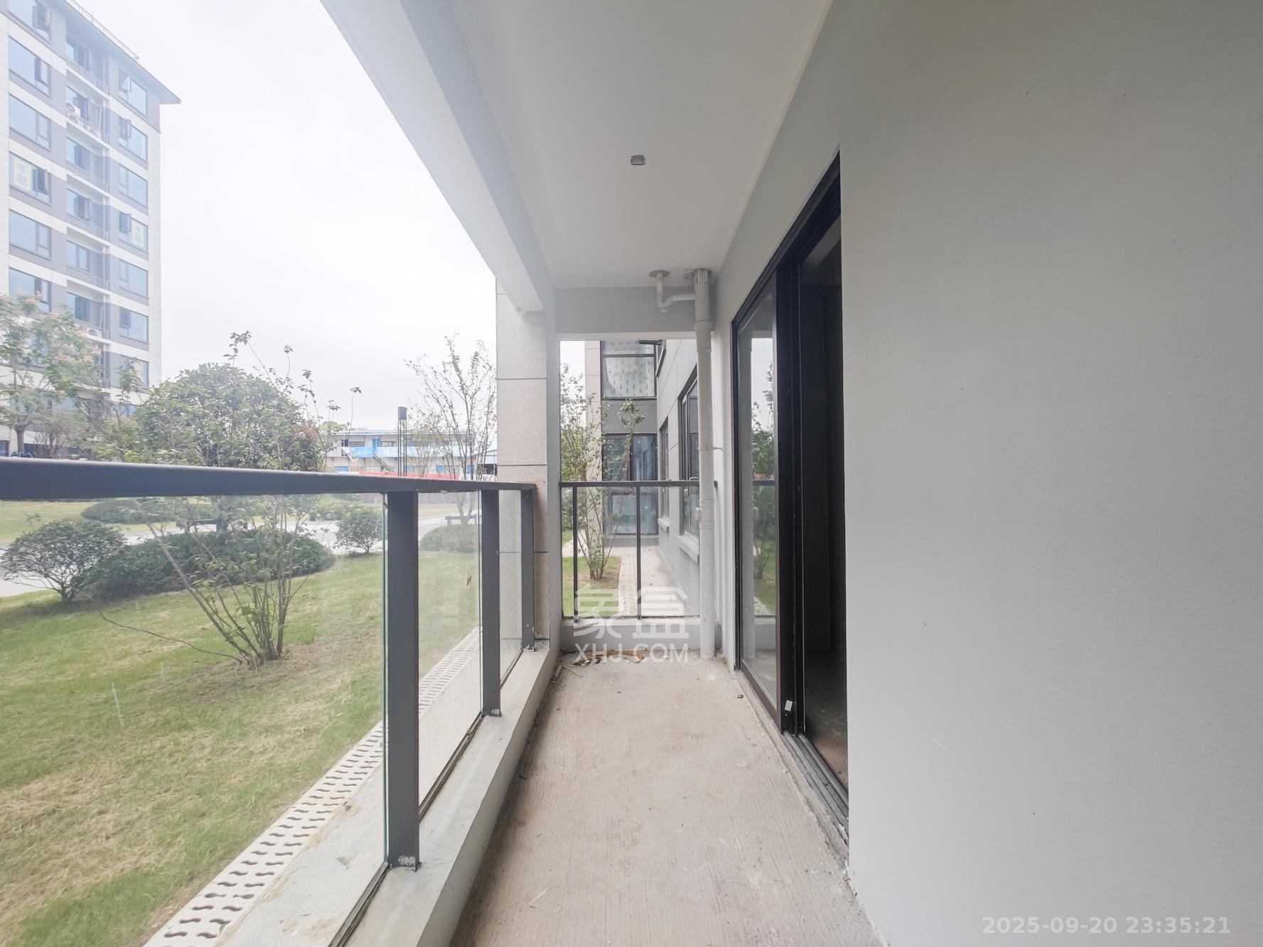 远洋红星天铂二期  3室2厅2卫    117.0万阳台