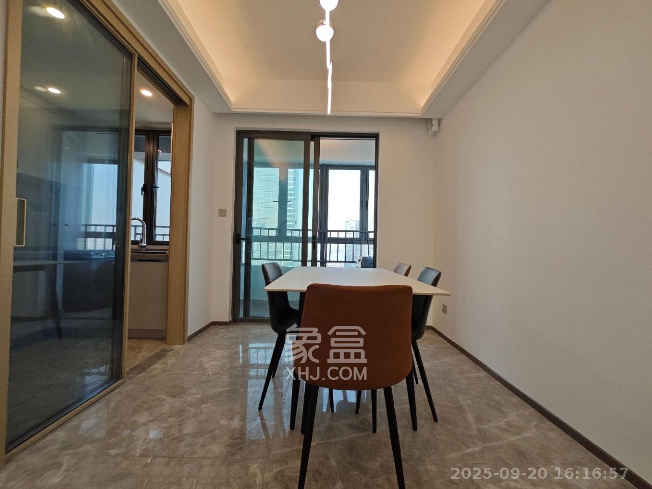 复地滨江金融中心  4室2厅2卫    5300.0元/月 复地滨江金融中心  4室2厅2卫    5300.0元/月室内图1