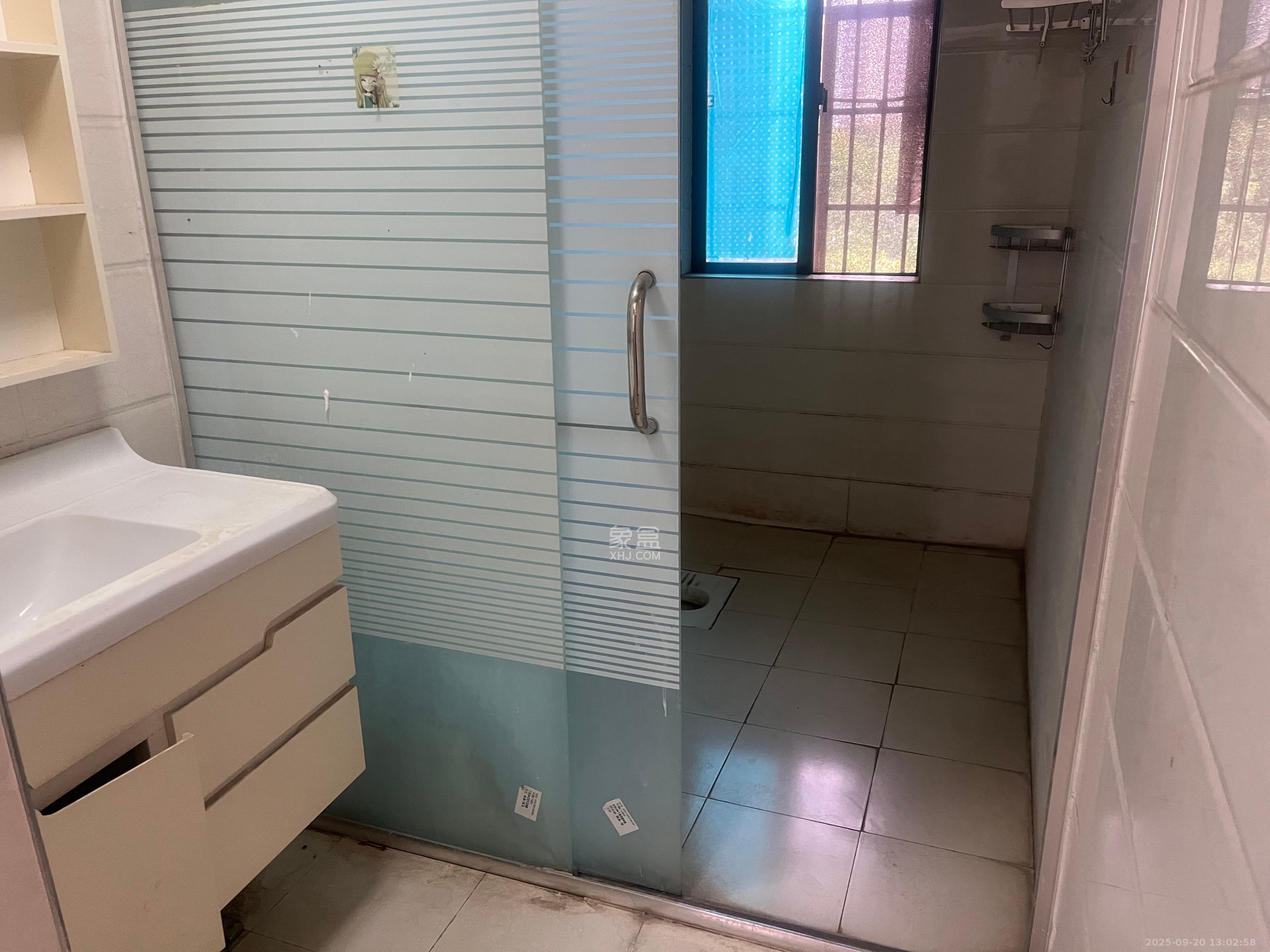 岳鞍阁小区  3室2厅2卫    2300.0元/月室内图