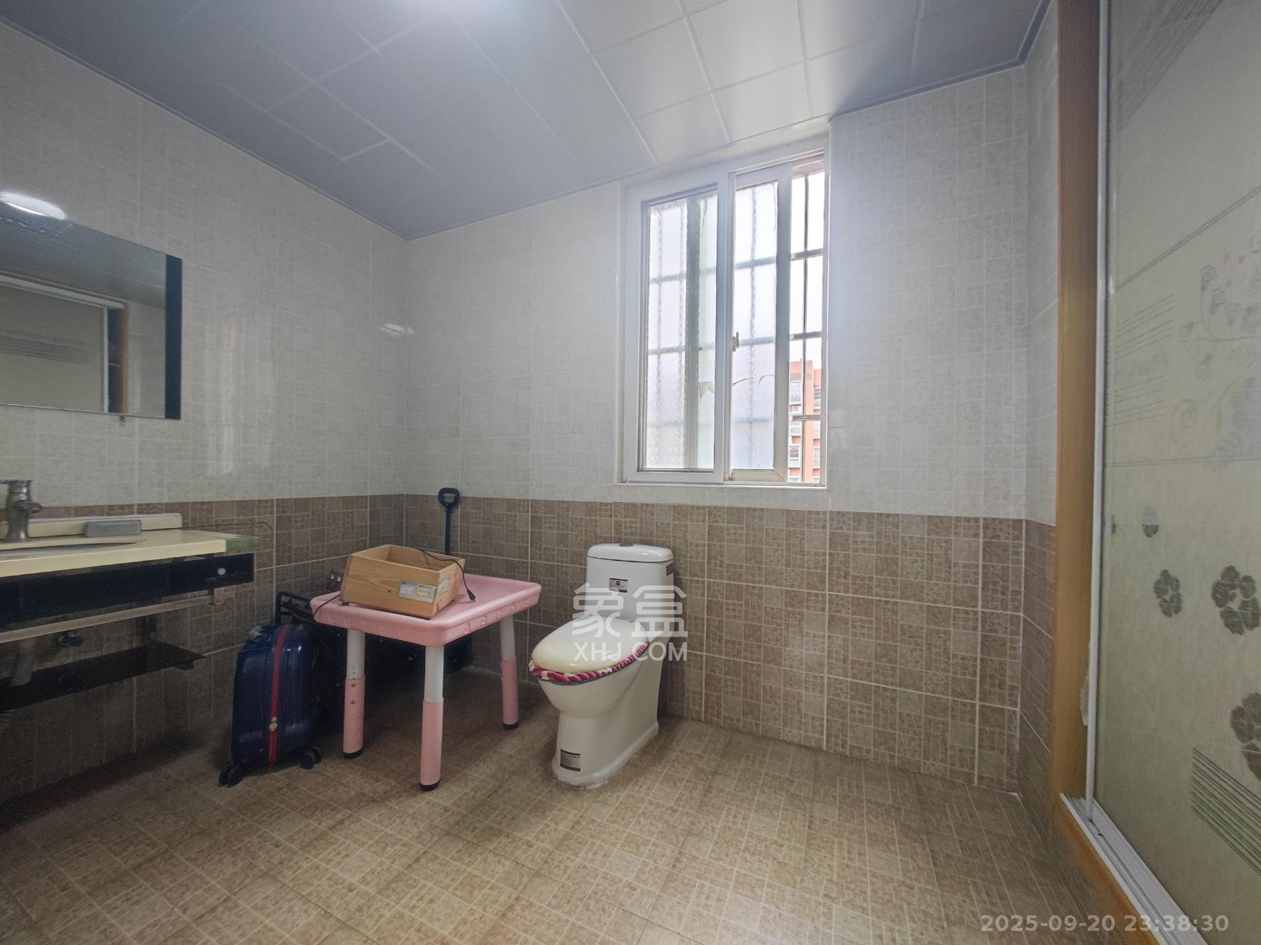 弘欣公寓 3室2厅1卫 79.0万 弘欣公寓 3室2厅1卫 79.0万卫生间