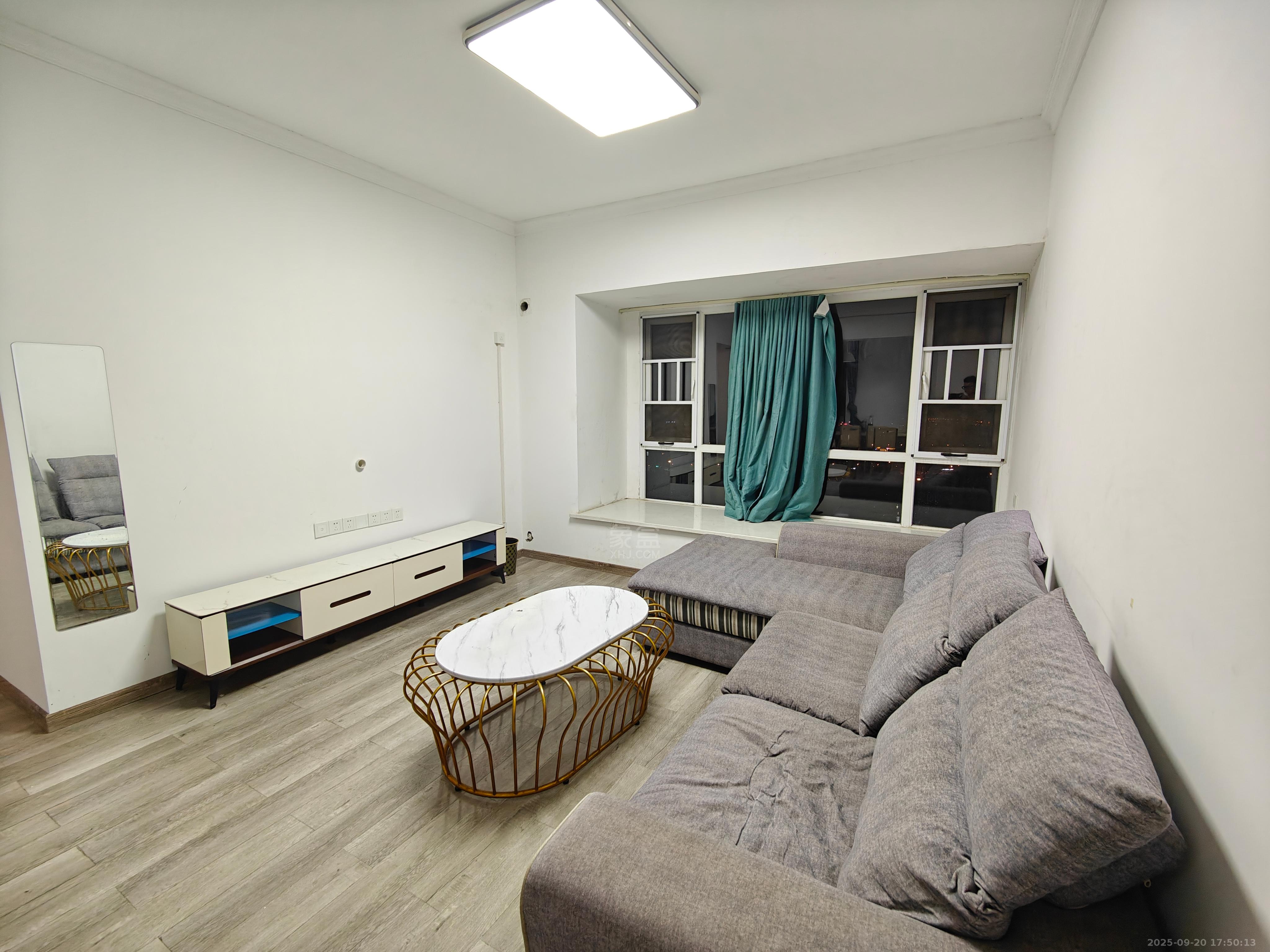 美的城二期  4室2厅1卫    1800.0元/月室内图