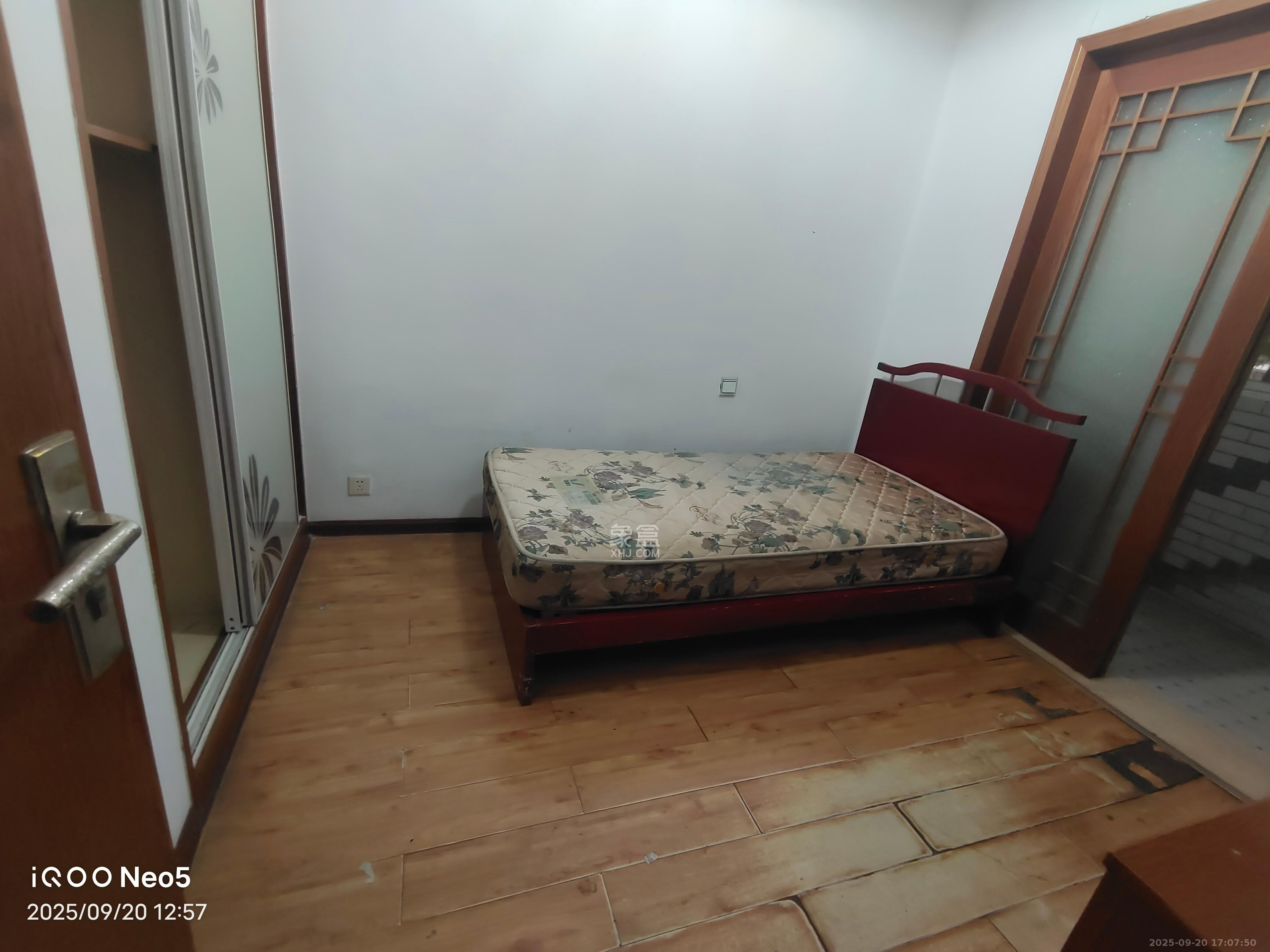 鄱阳小区 1室2厅1卫 1500.0元/月 鄱阳小区 1室2厅1卫 1500.0元/月室内图