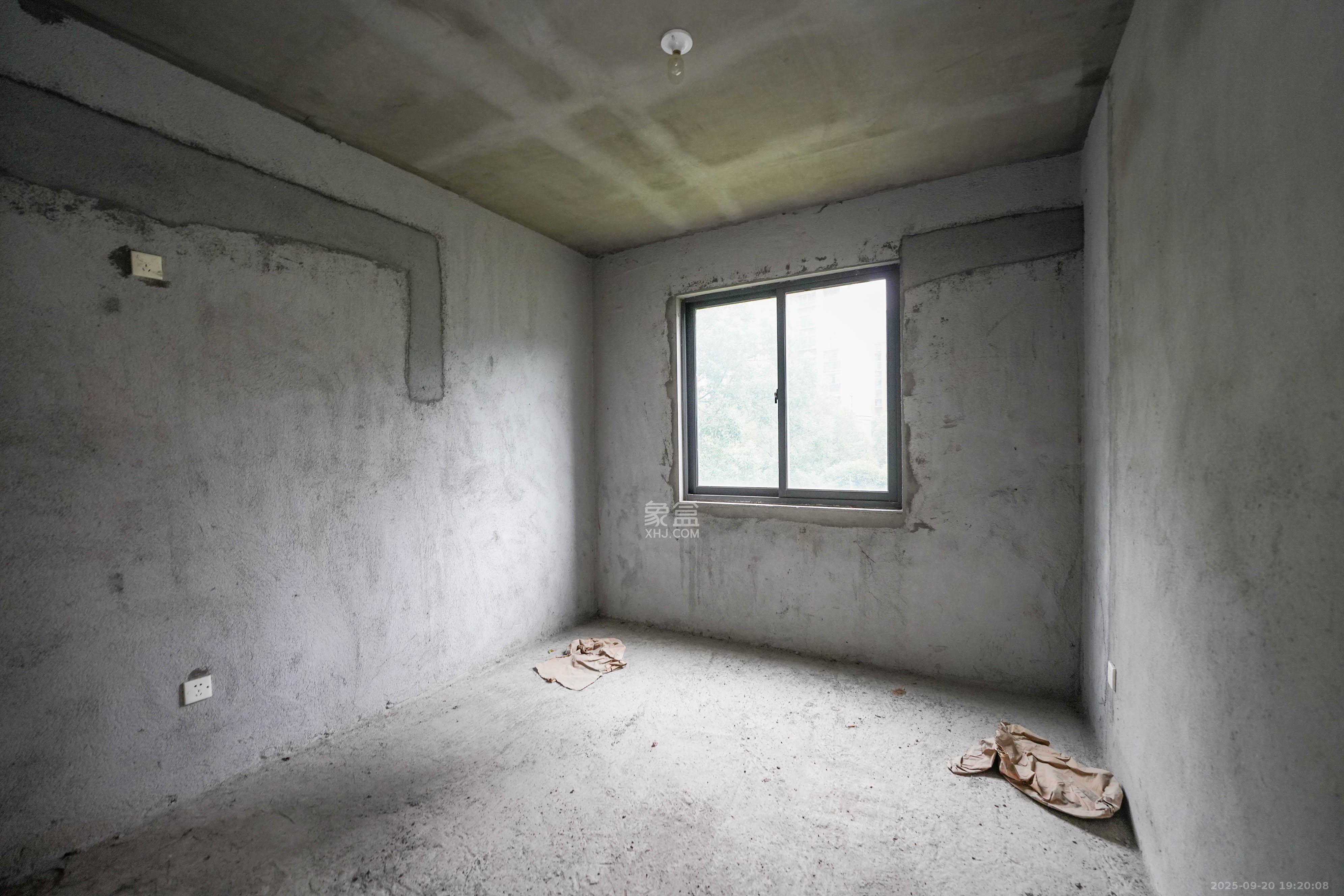 山水嘉园 4室2厅2卫 95.0万 山水嘉园 4室2厅2卫 95.0万卧室