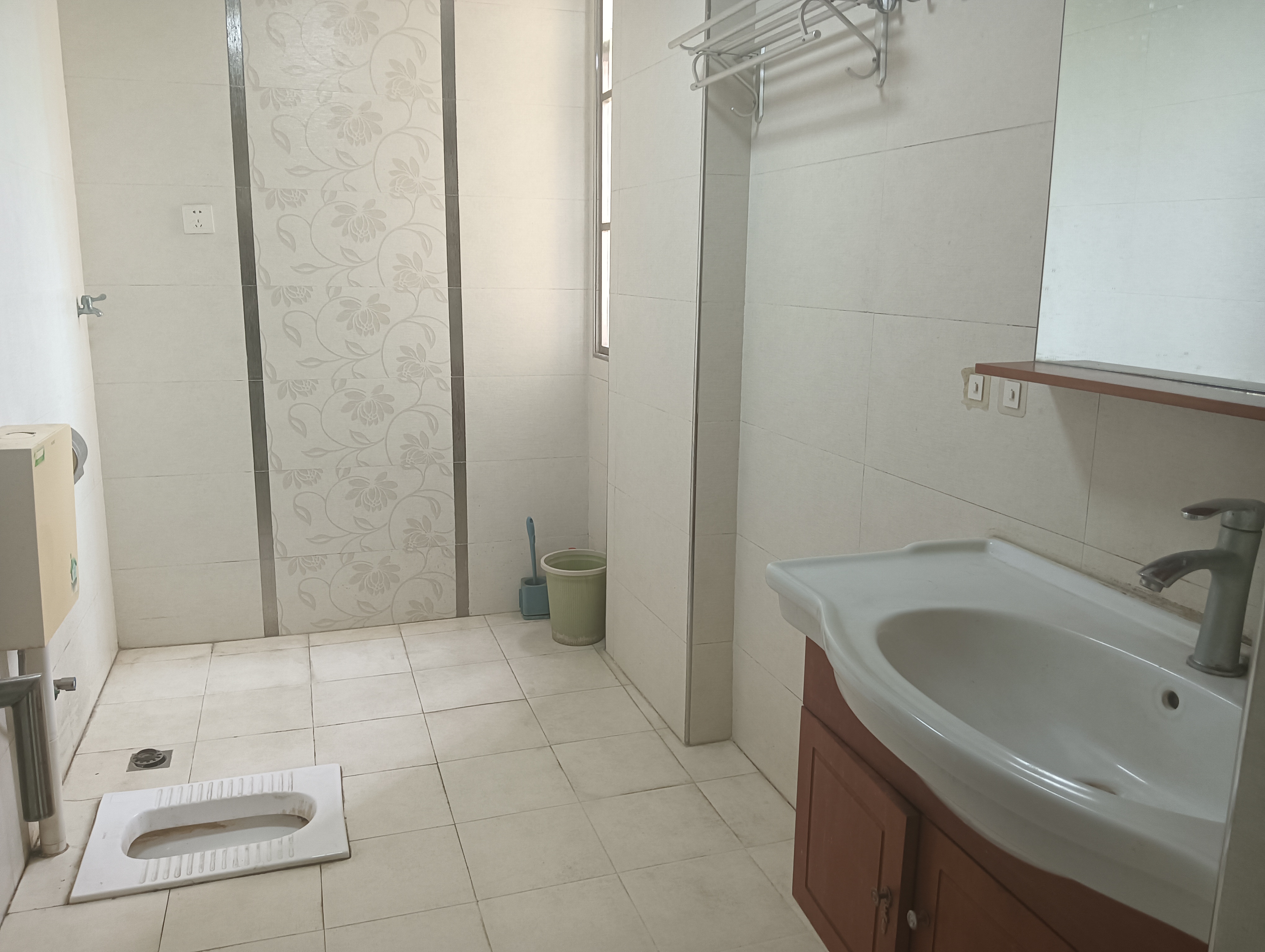 迎宾嘉园  4室2厅2卫    3500.0元/月 迎宾嘉园  4室2厅2卫    3500.0元/月室内图