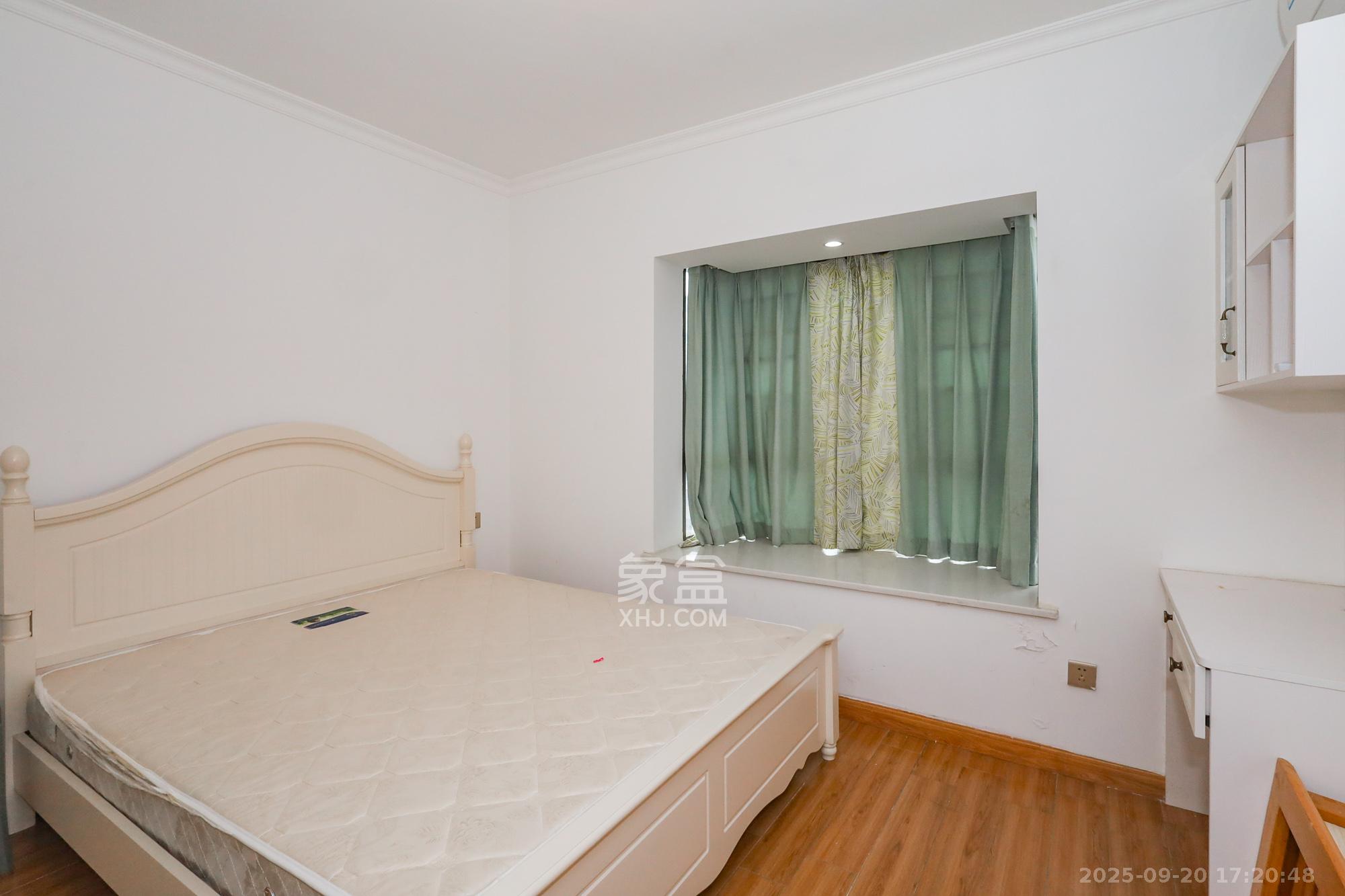 芙蓉别墅山庄（嘉湘华庭）  3室2厅2卫    150.0万卧室