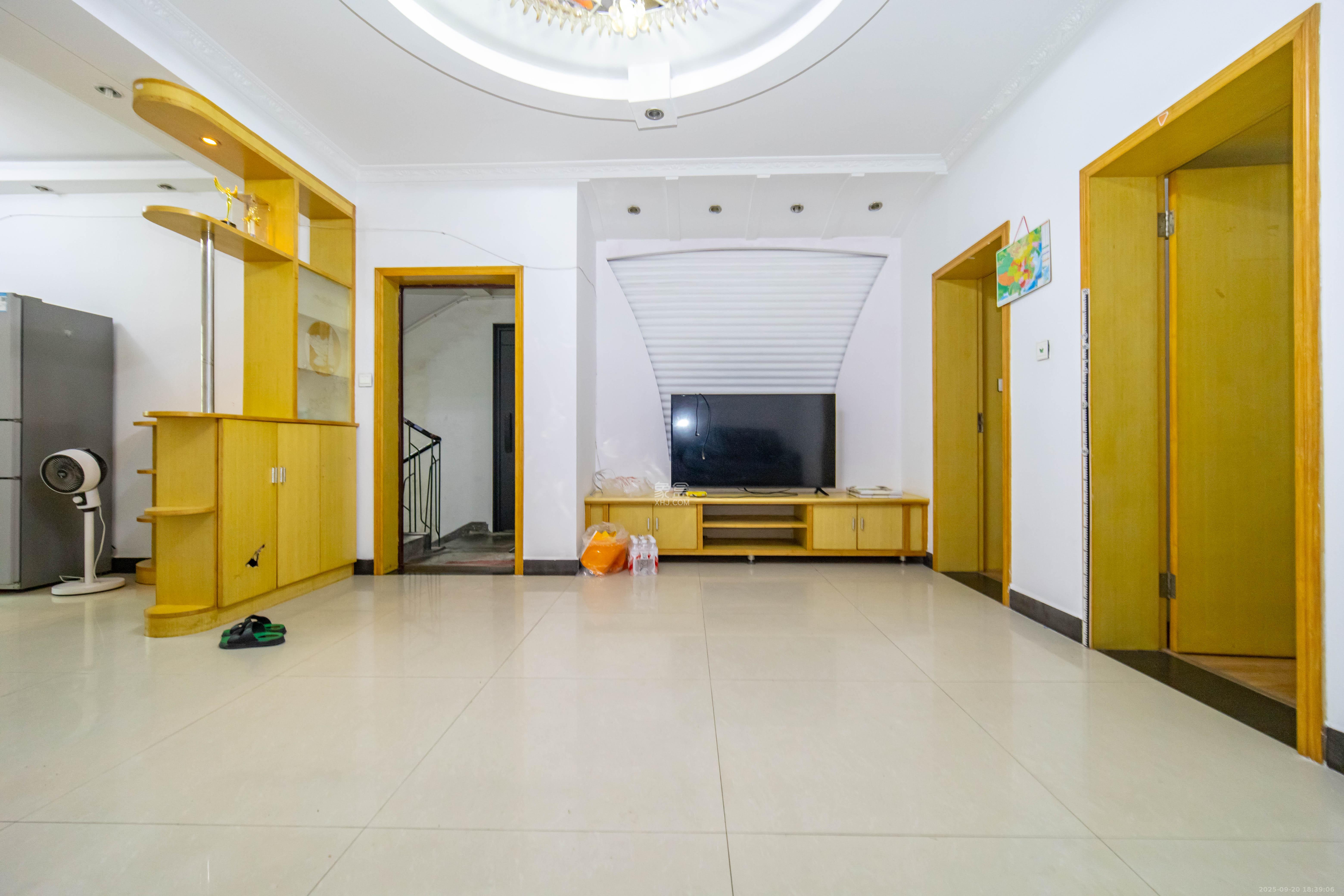 中南汽车世界  2室2厅1卫    29.8万客厅