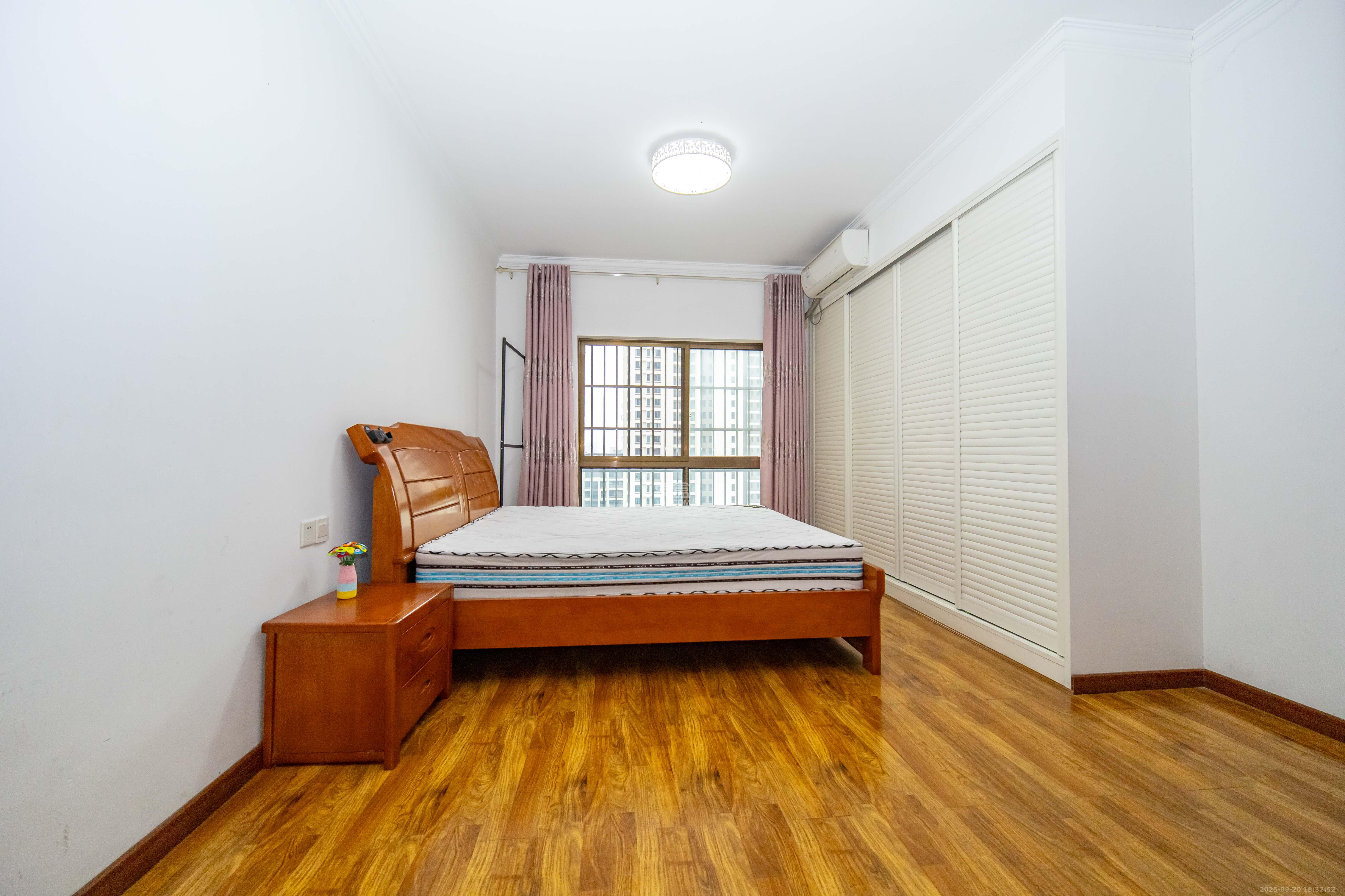 家和院  4室2厅2卫    100.0万卧室