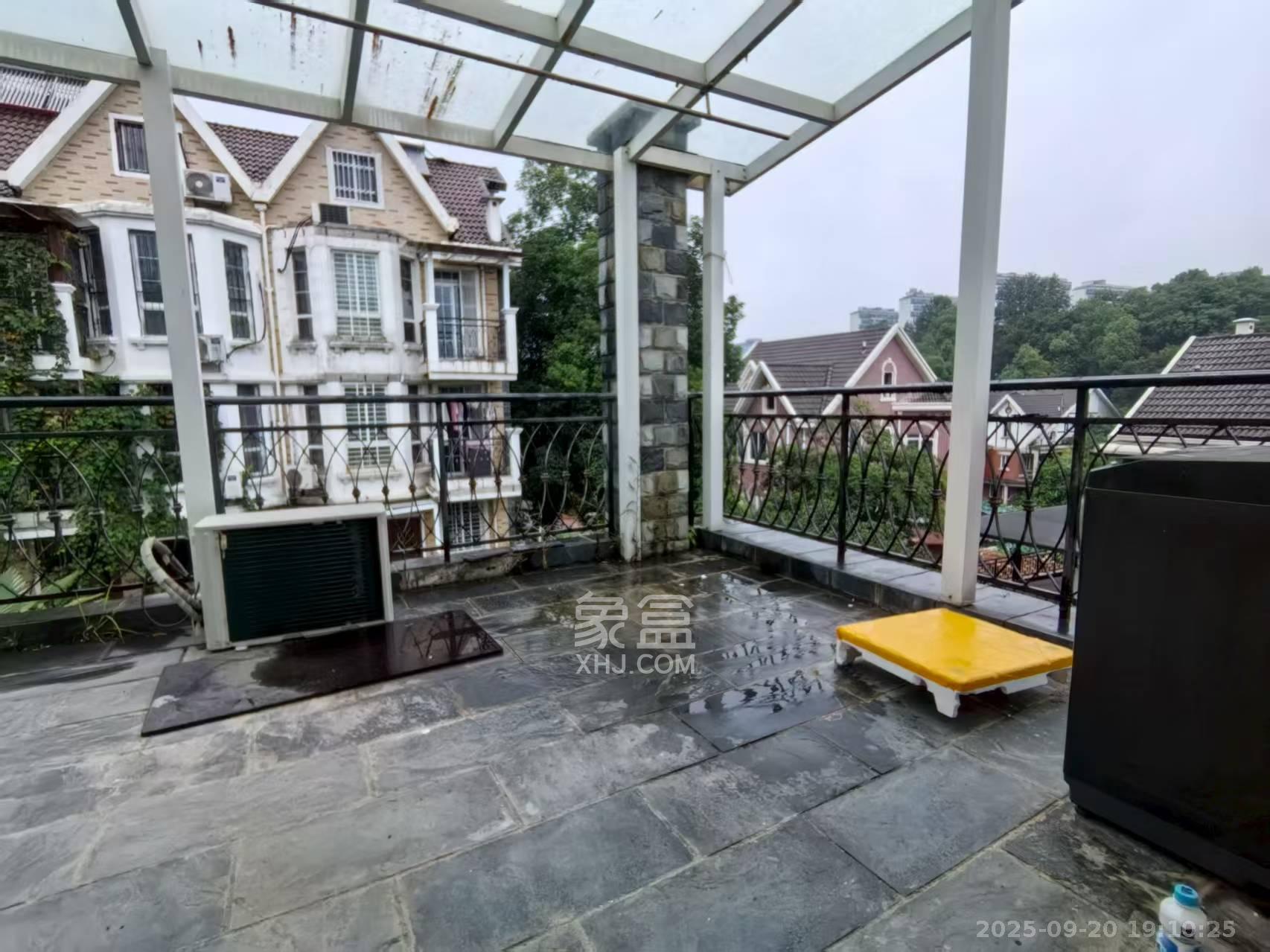 山水英伦 6室2厅3卫 5500.0元/月 山水英伦 6室2厅3卫 5500.0元/月室内图