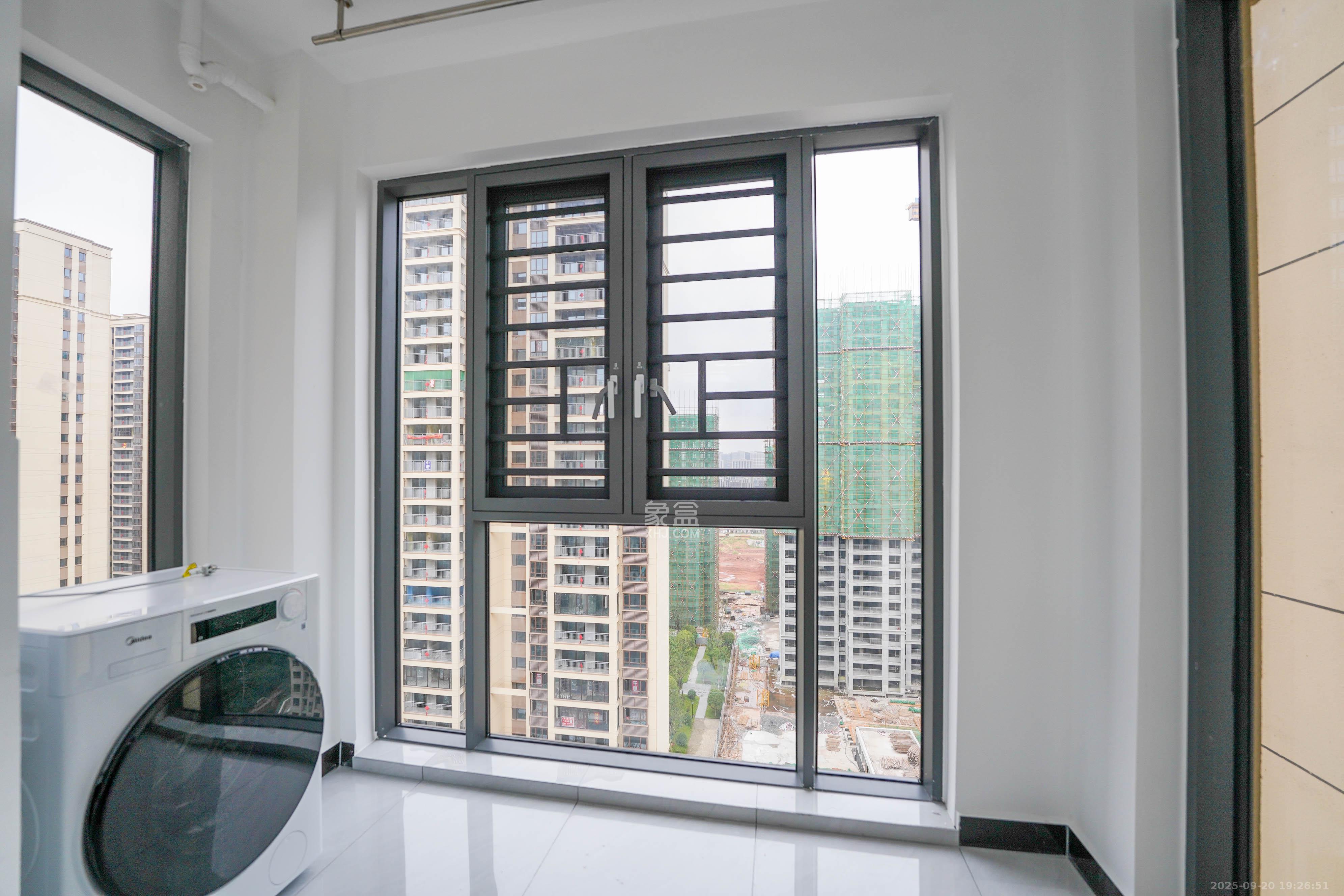 丽发新城 4室2厅2卫 130.0万 丽发新城 4室2厅2卫 130.0万阳台