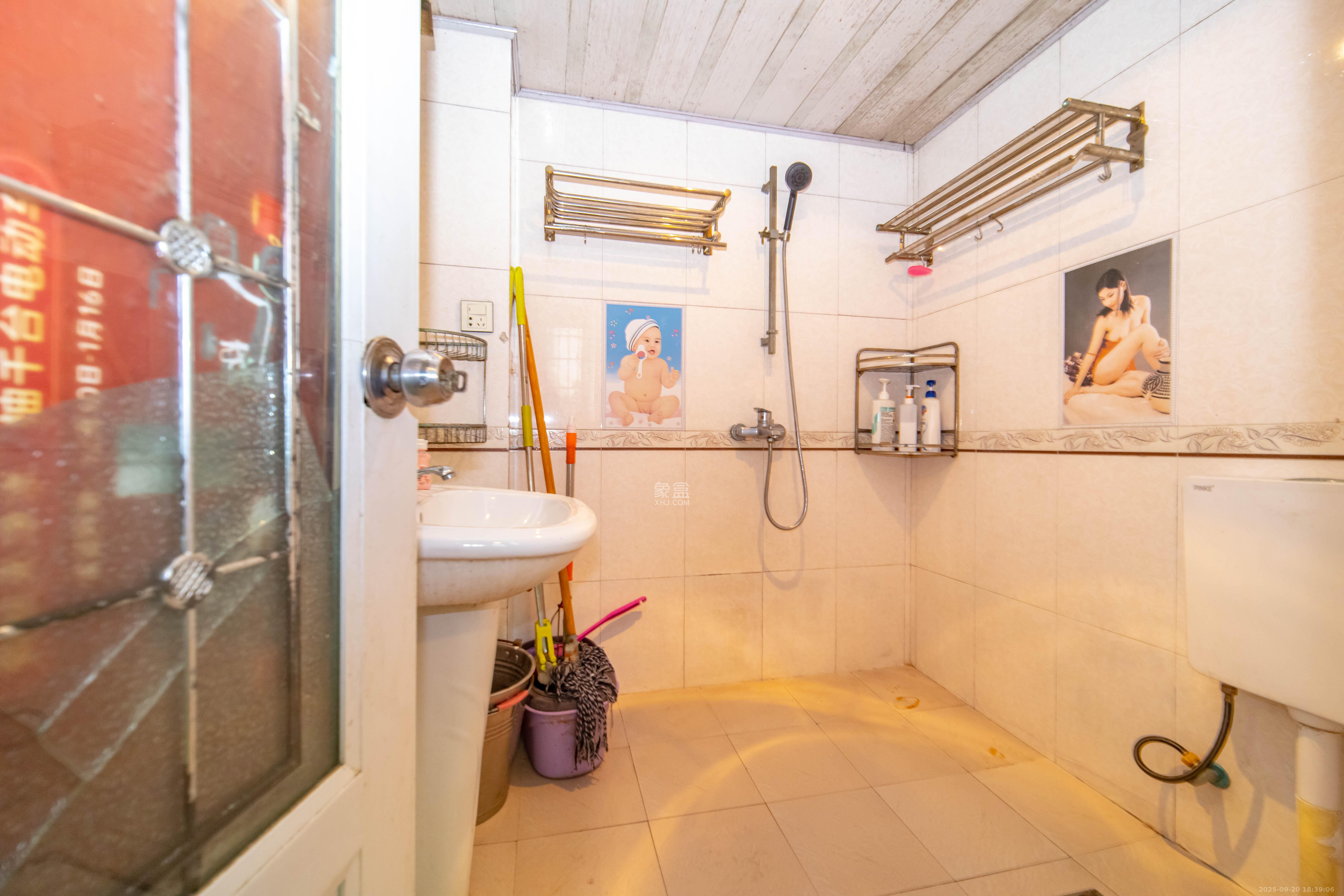 中南汽车世界  2室2厅1卫    29.8万卫生间