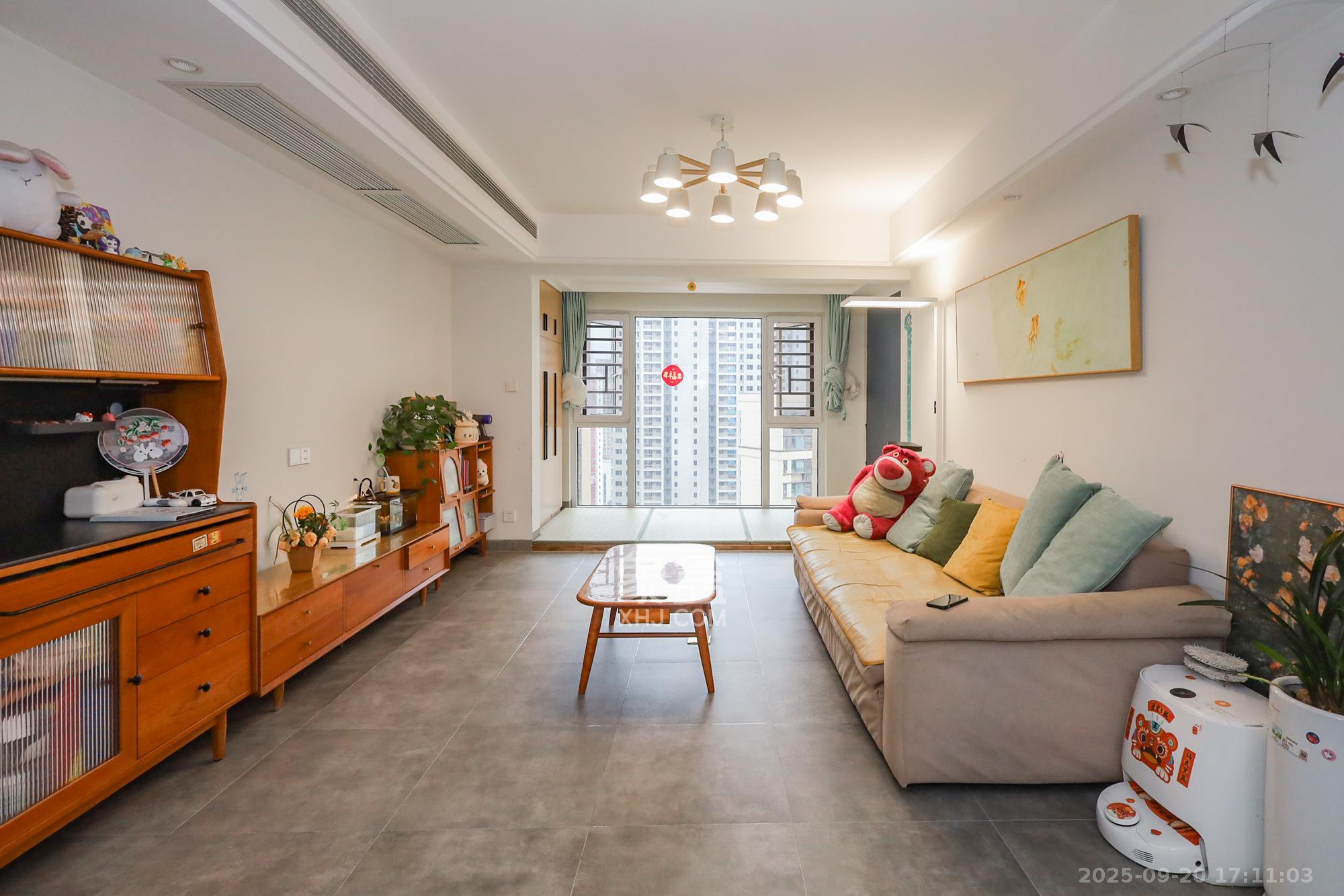 光明E城  4室2厅2卫    125.0万客厅