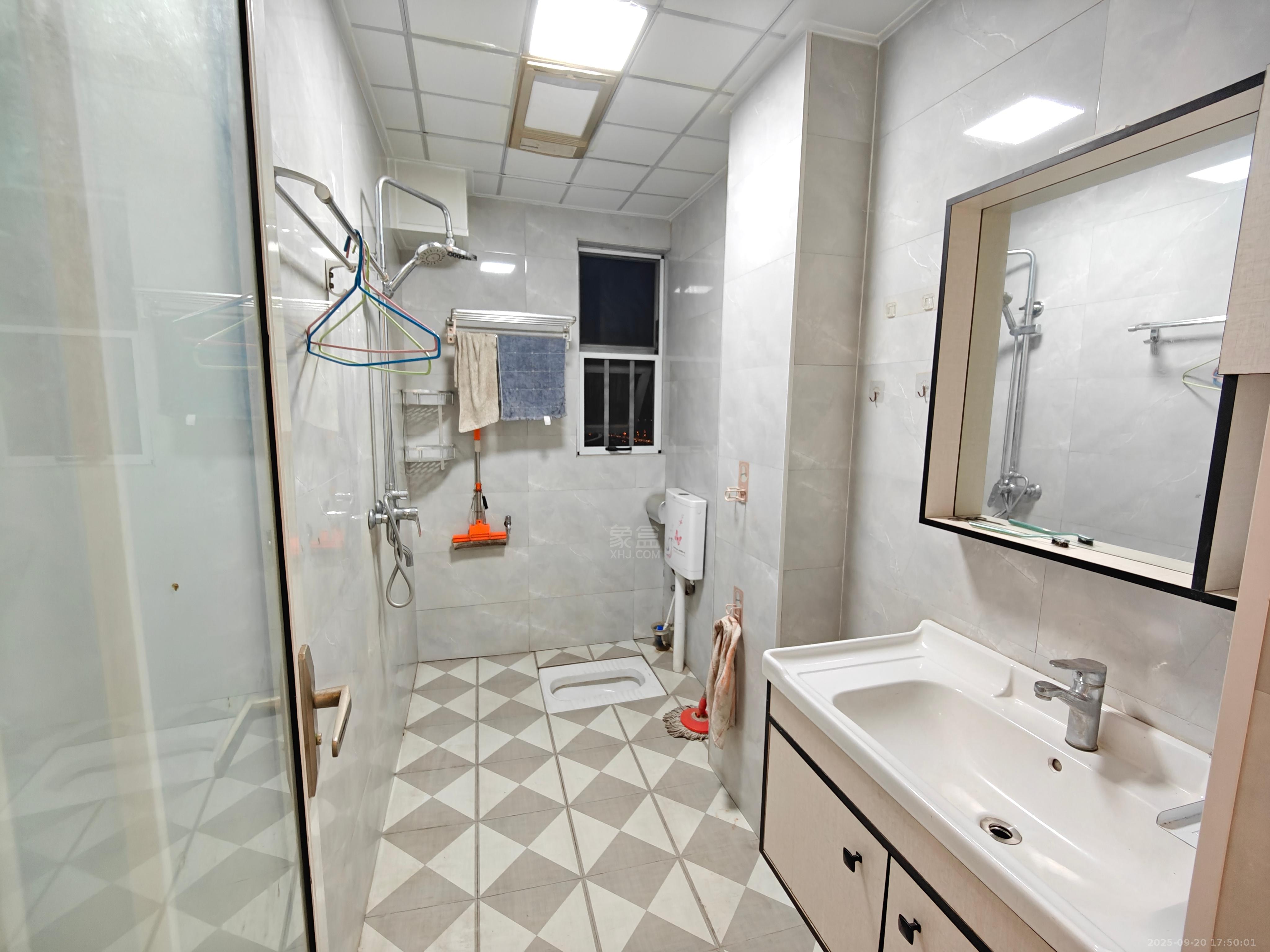 美的城二期  4室2厅1卫    1800.0元/月室内图