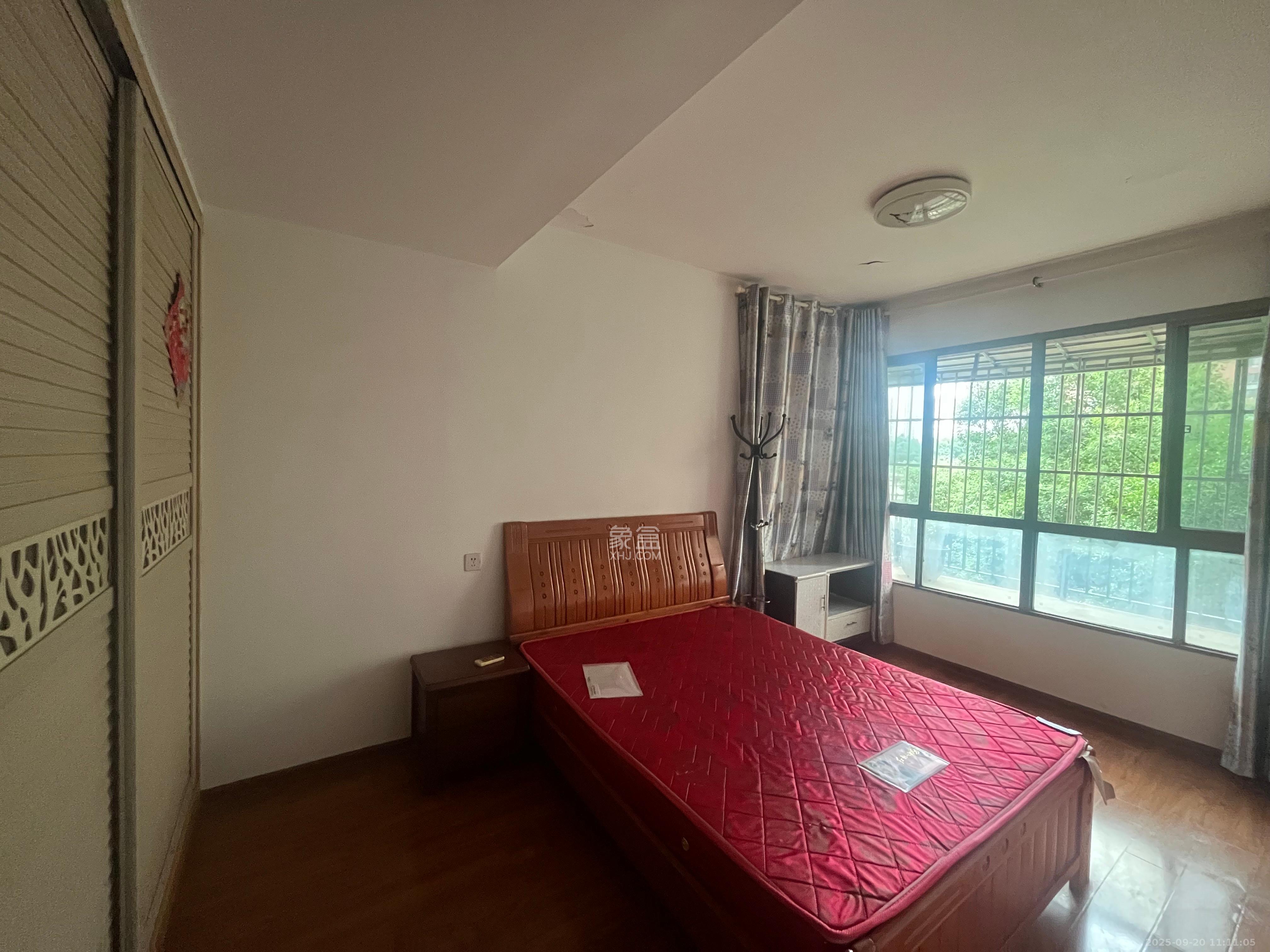 华润凤凰城三期  1室2厅1卫    2000.0元/月室内图