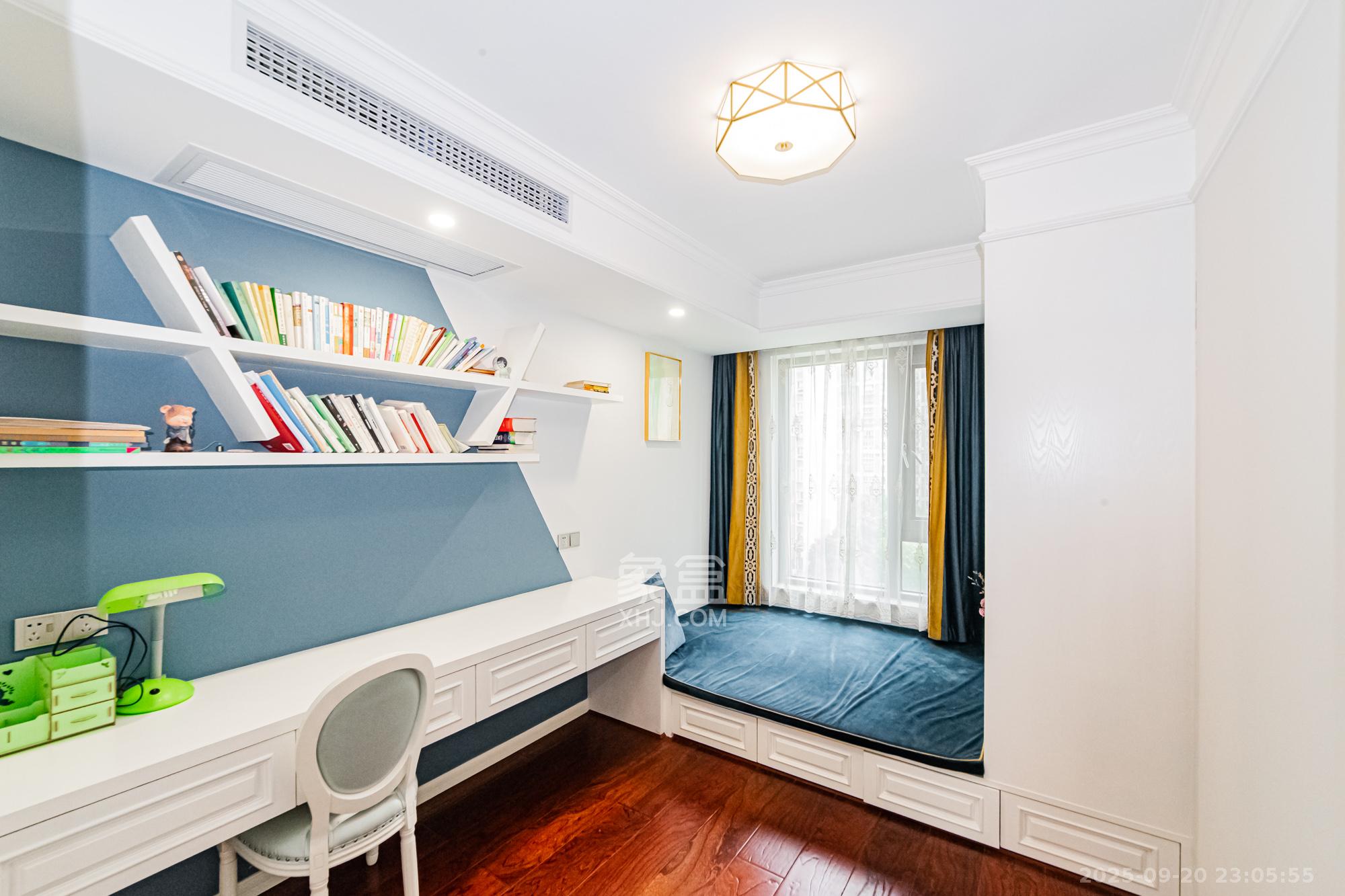 万国城(当代满庭春MOMA)二期 3室2厅2卫 150.0万 万国城(当代满庭春MOMA)二期 3室2厅2卫 150.0万卧室