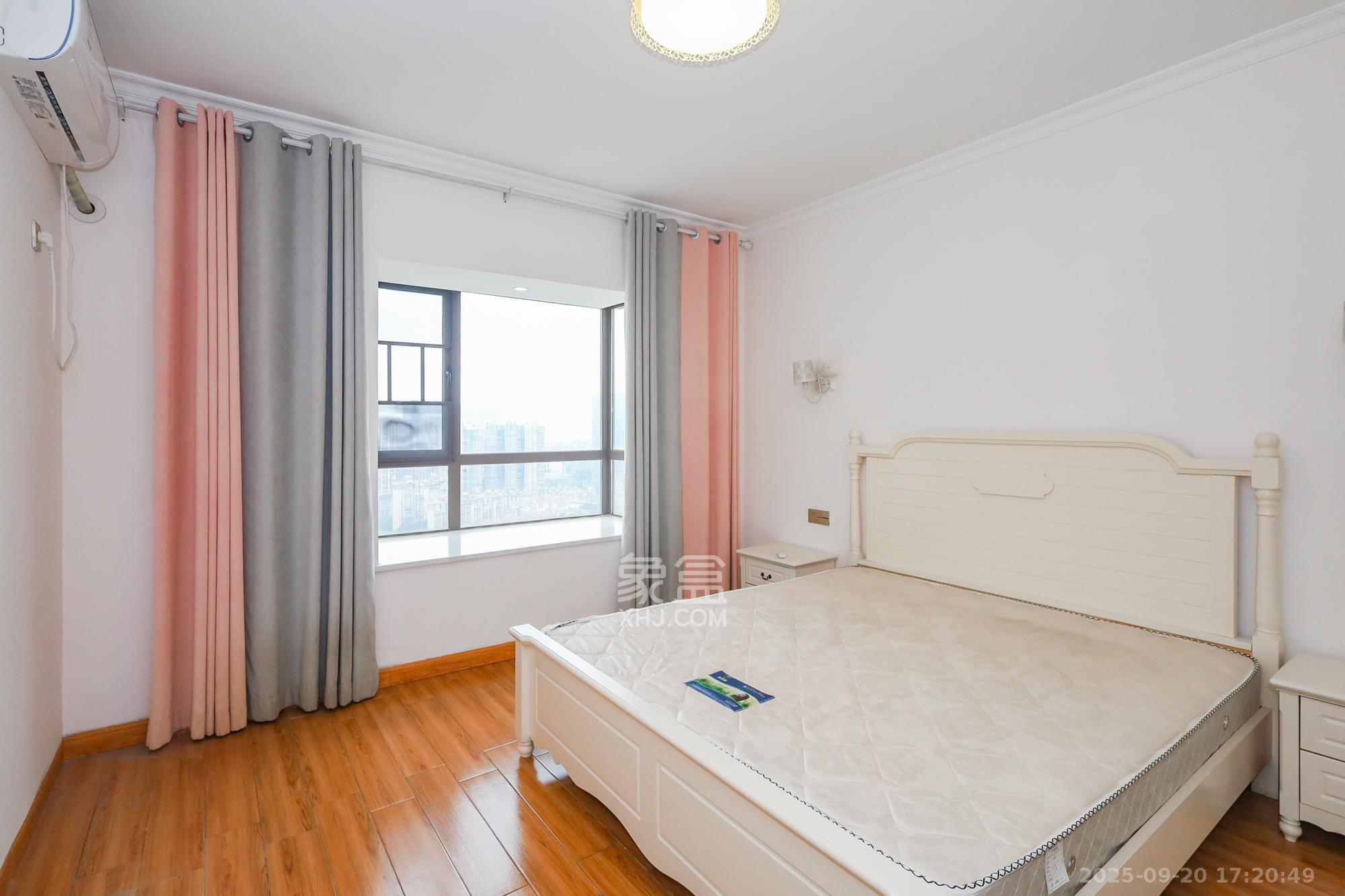 芙蓉别墅山庄（嘉湘华庭）  3室2厅2卫    150.0万卧室