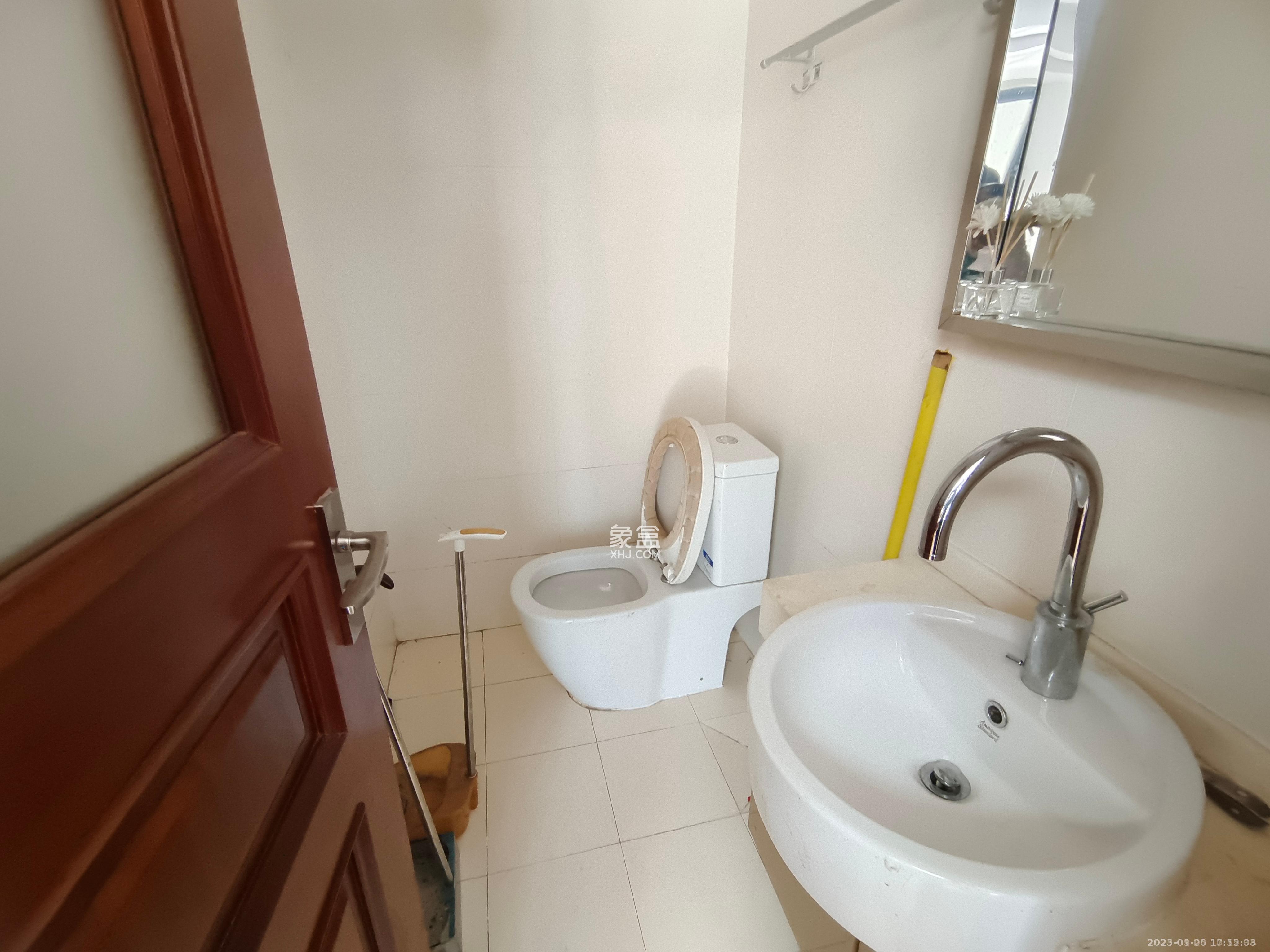 阳光100三期 3室2厅2卫 2100.0元/月 阳光100三期 3室2厅2卫 2100.0元/月室内图