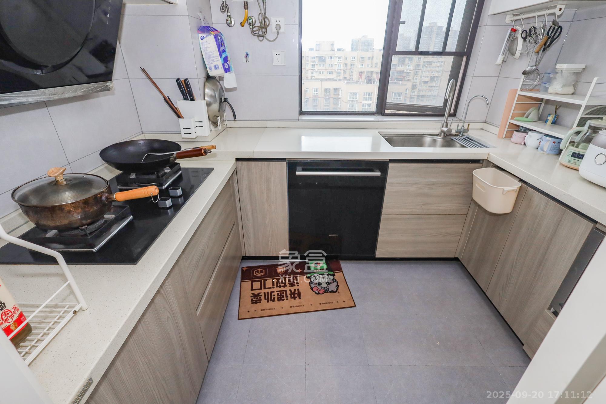 光明E城  4室2厅2卫    125.0万厨房