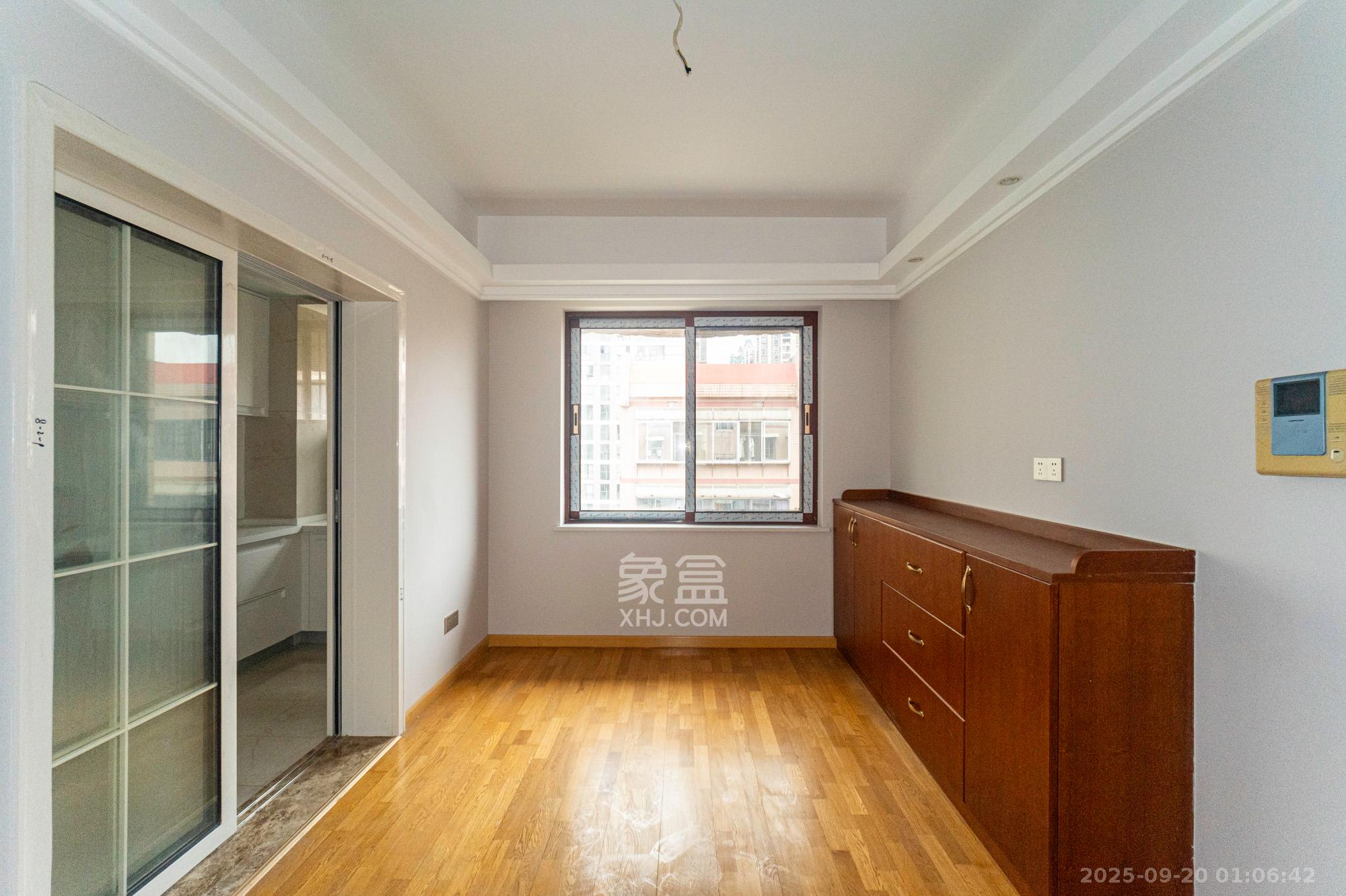 金鹰小区 3室2厅2卫 66.0万 金鹰小区 3室2厅2卫 66.0万客厅