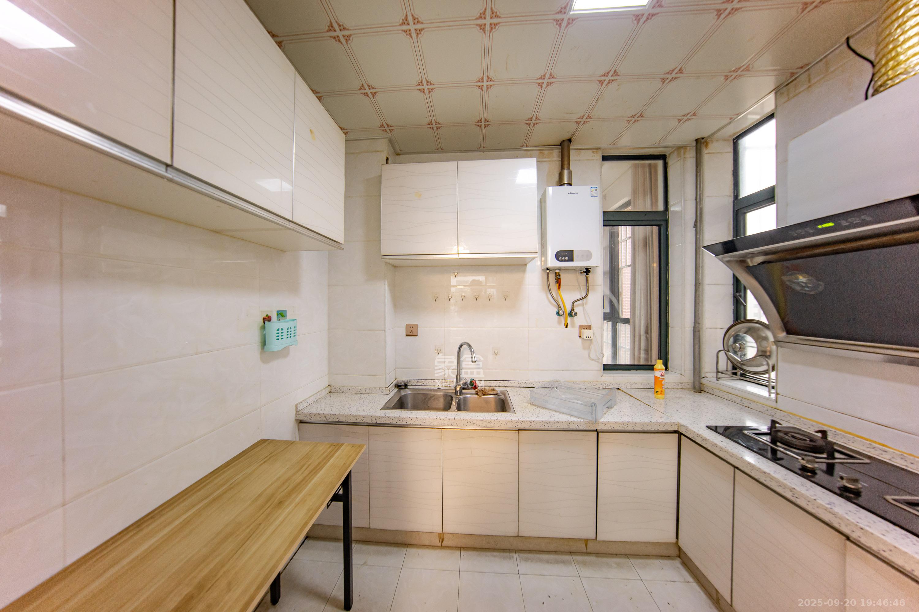 枫华府第  4室2厅2卫    74.0万厨房