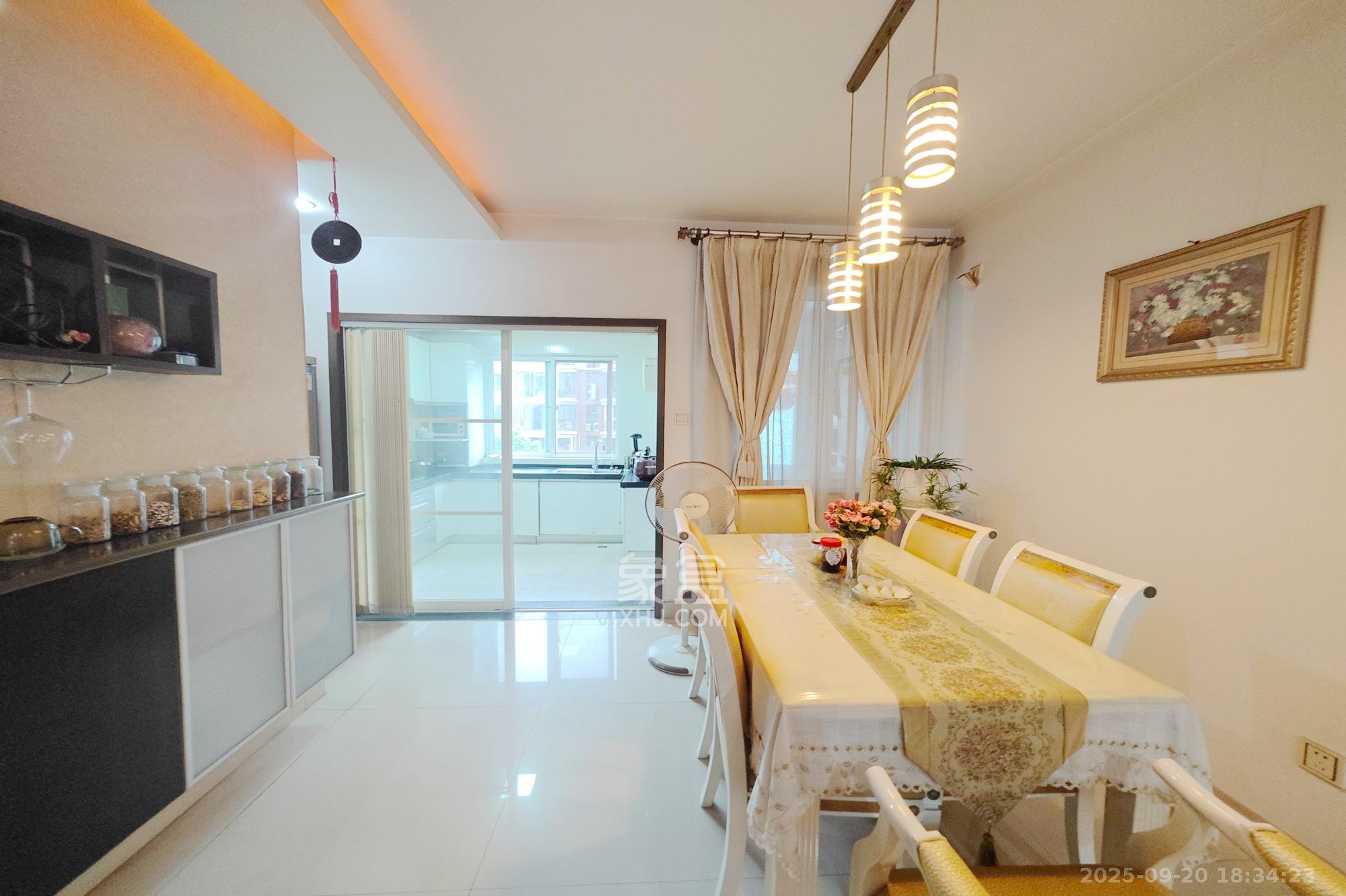 鸿铭中心  4室2厅2卫    256.0万 鸿铭中心  4室2厅2卫    256.0万客厅