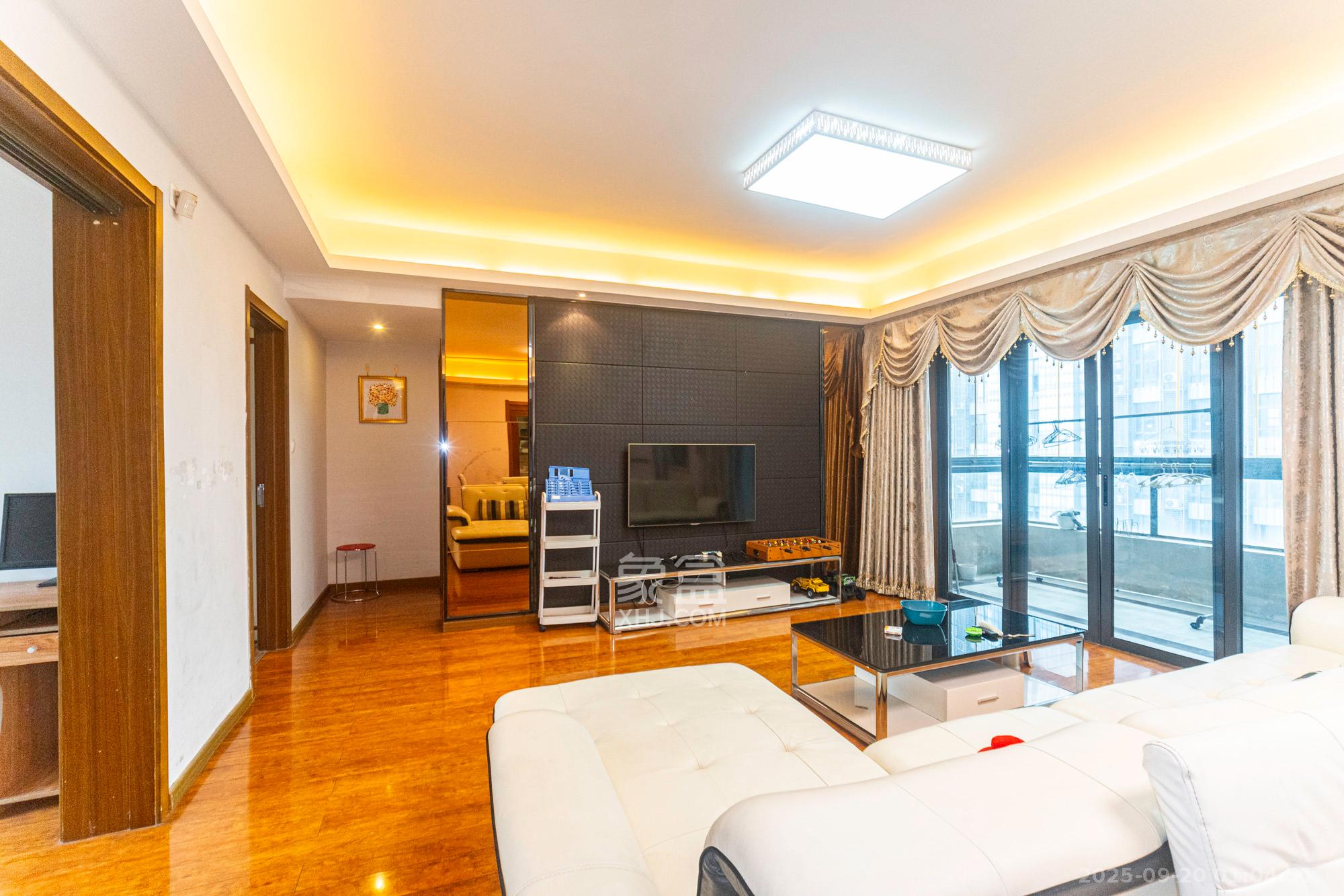 藏珑湖上国际花园 3室2厅2卫 138.0万 藏珑湖上国际花园 3室2厅2卫 138.0万客厅