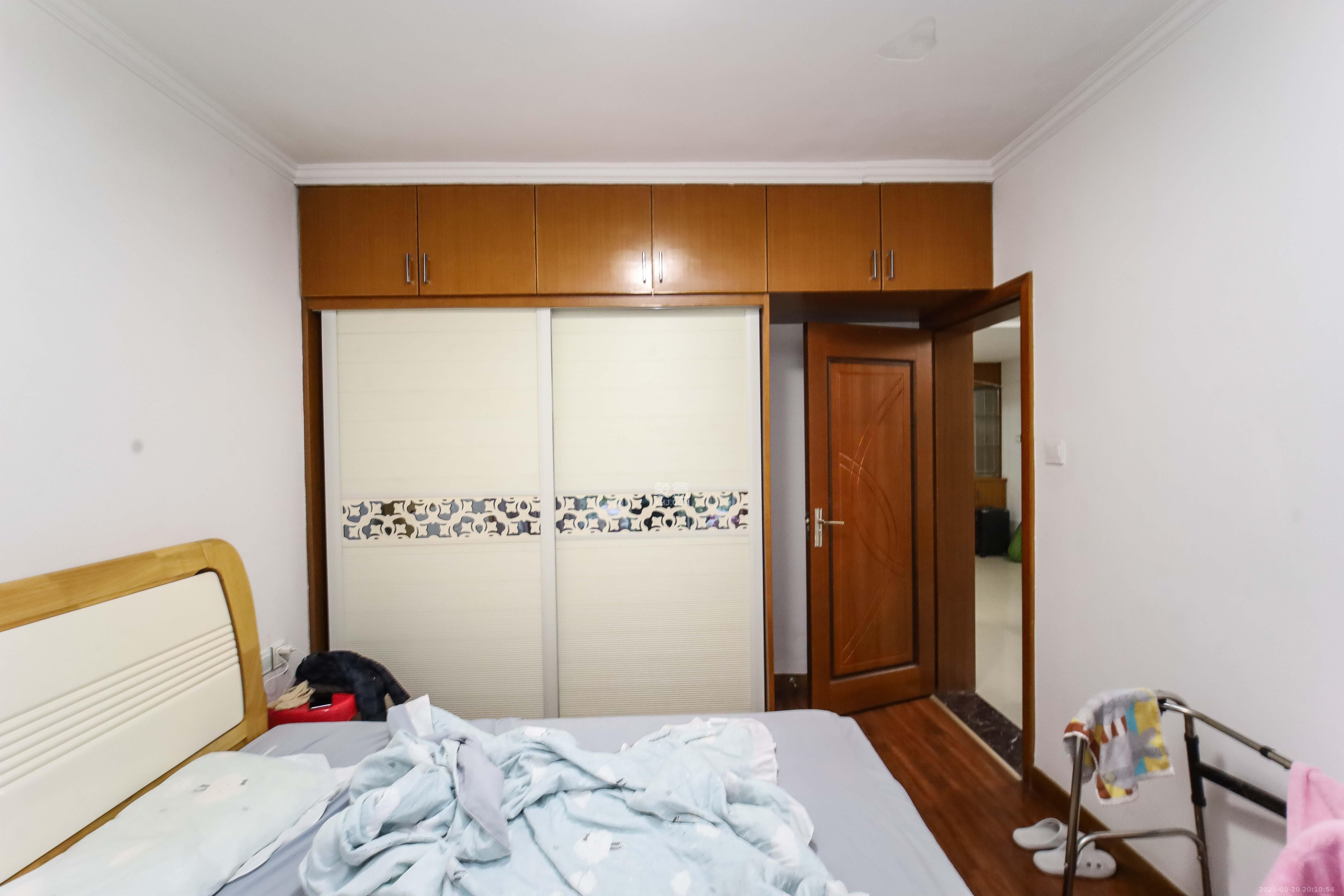 西子花苑  3室2厅1卫    99.8万卧室