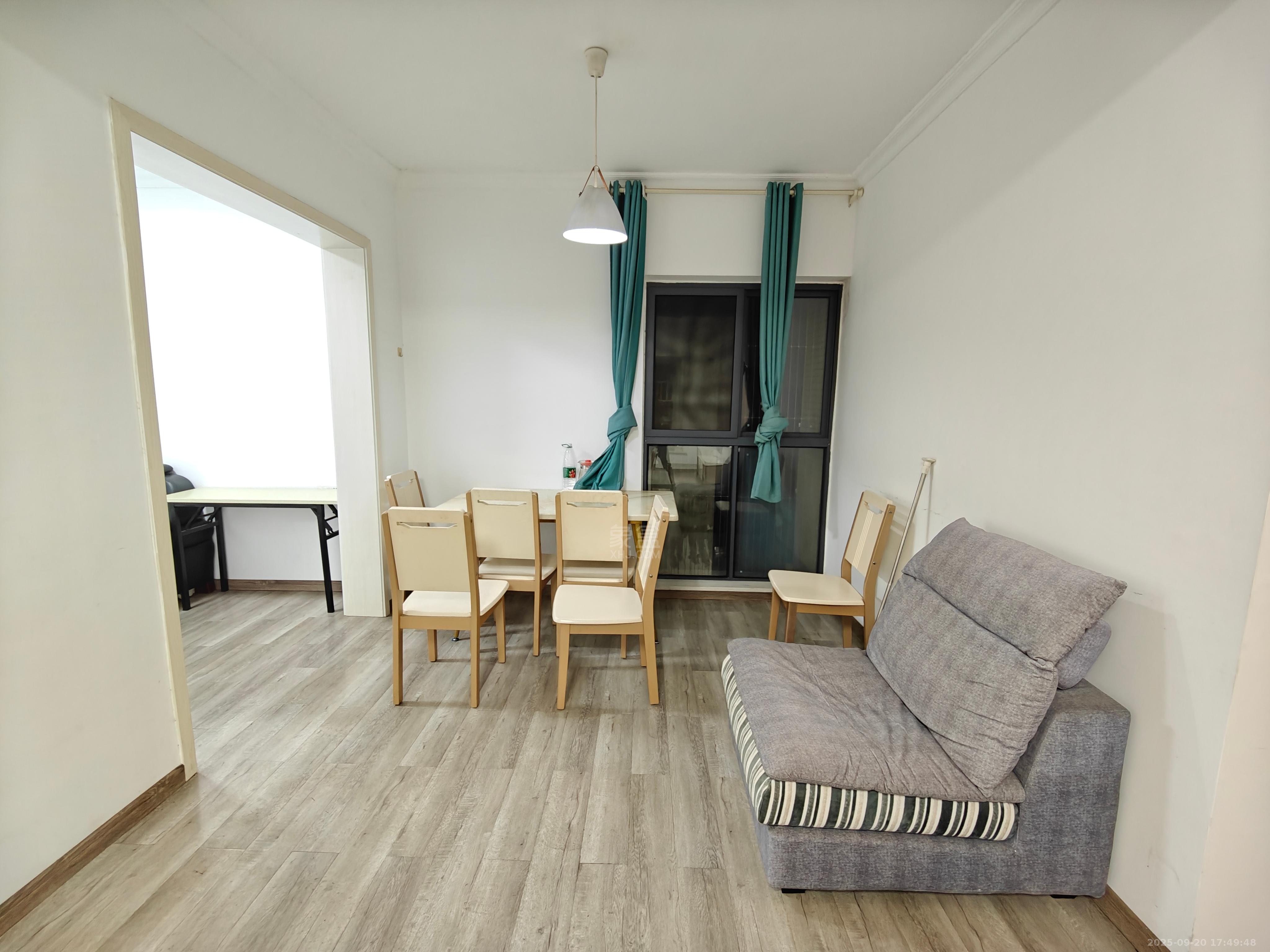 美的城二期  4室2厅1卫    1800.0元/月室内图